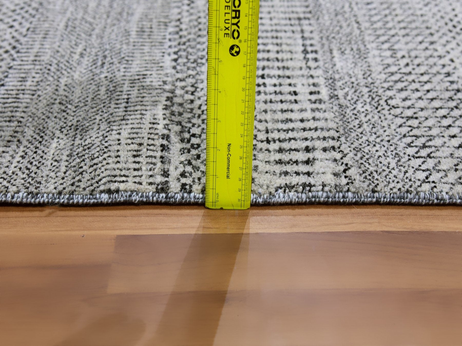 Modern / Contemporary hand-knotted wool rug in Gray, 3' x 4'10" — SKU O079579 (view 6)