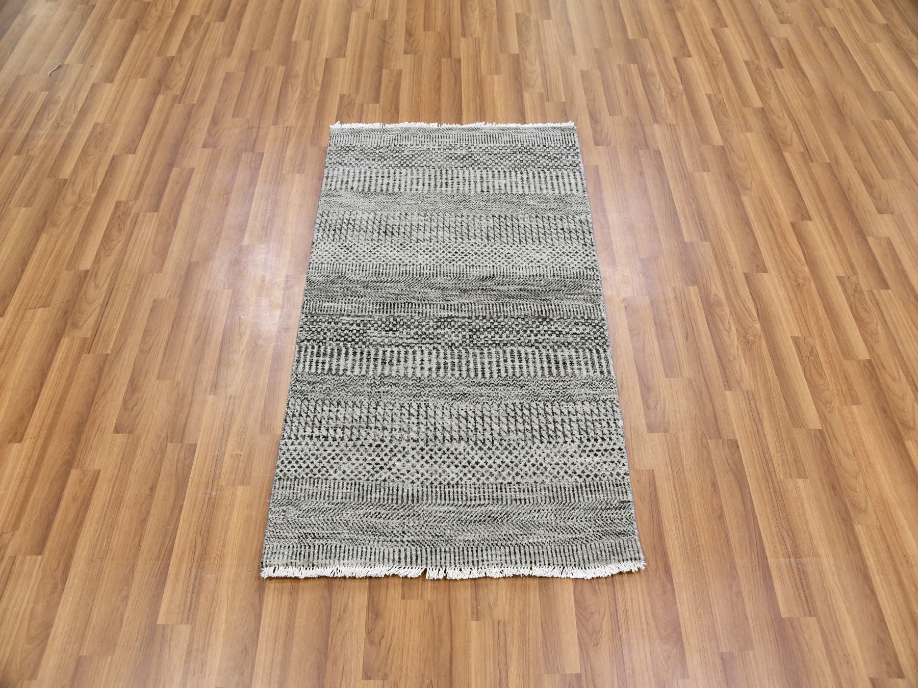 Modern / Contemporary hand-knotted wool rug in Gray, 2'5" x 4'1" — SKU O079580 (view 2)