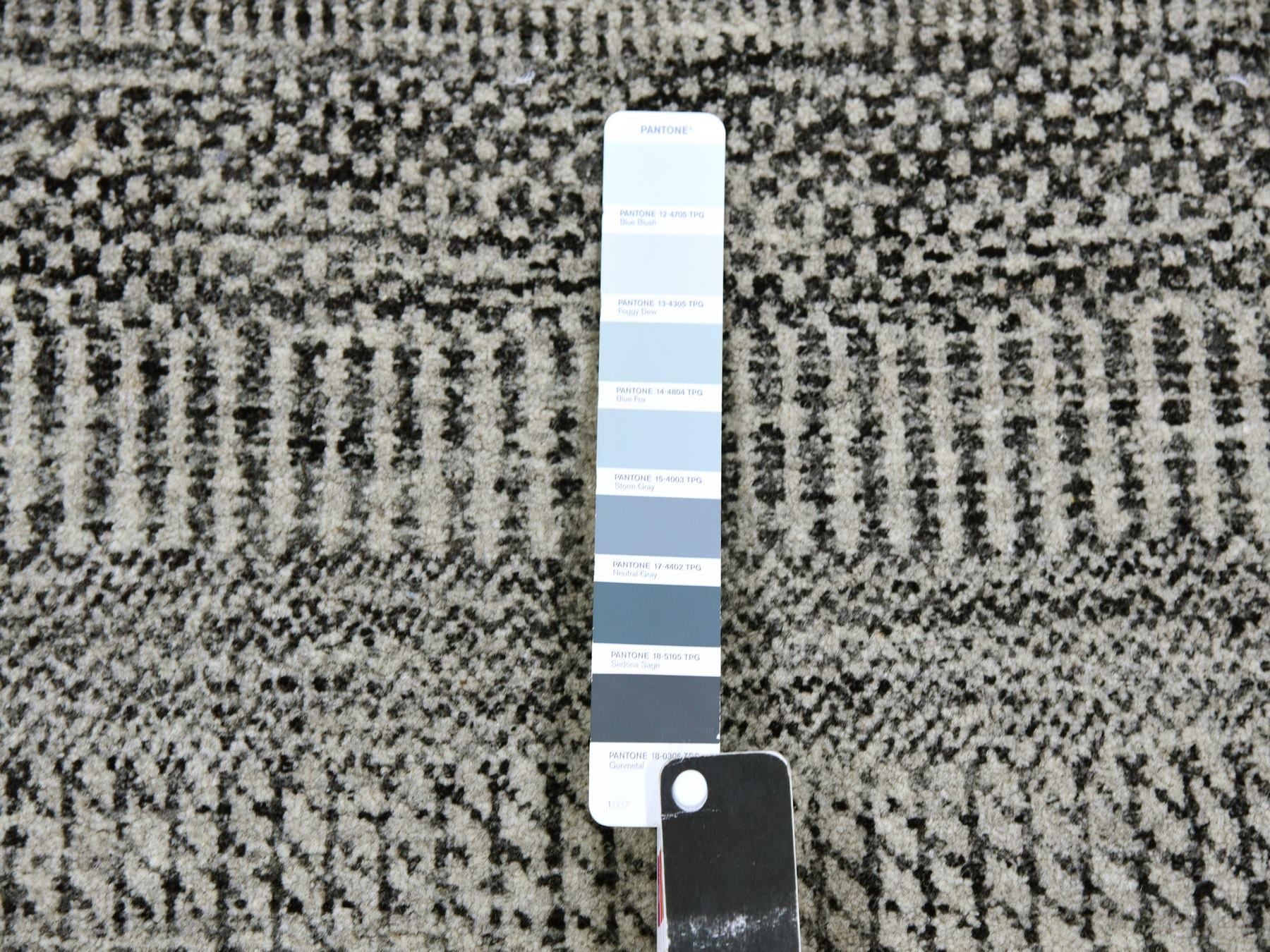 Modern / Contemporary hand-knotted wool rug in Gray, 2'5" x 4'1" — SKU O079580 (view 4)