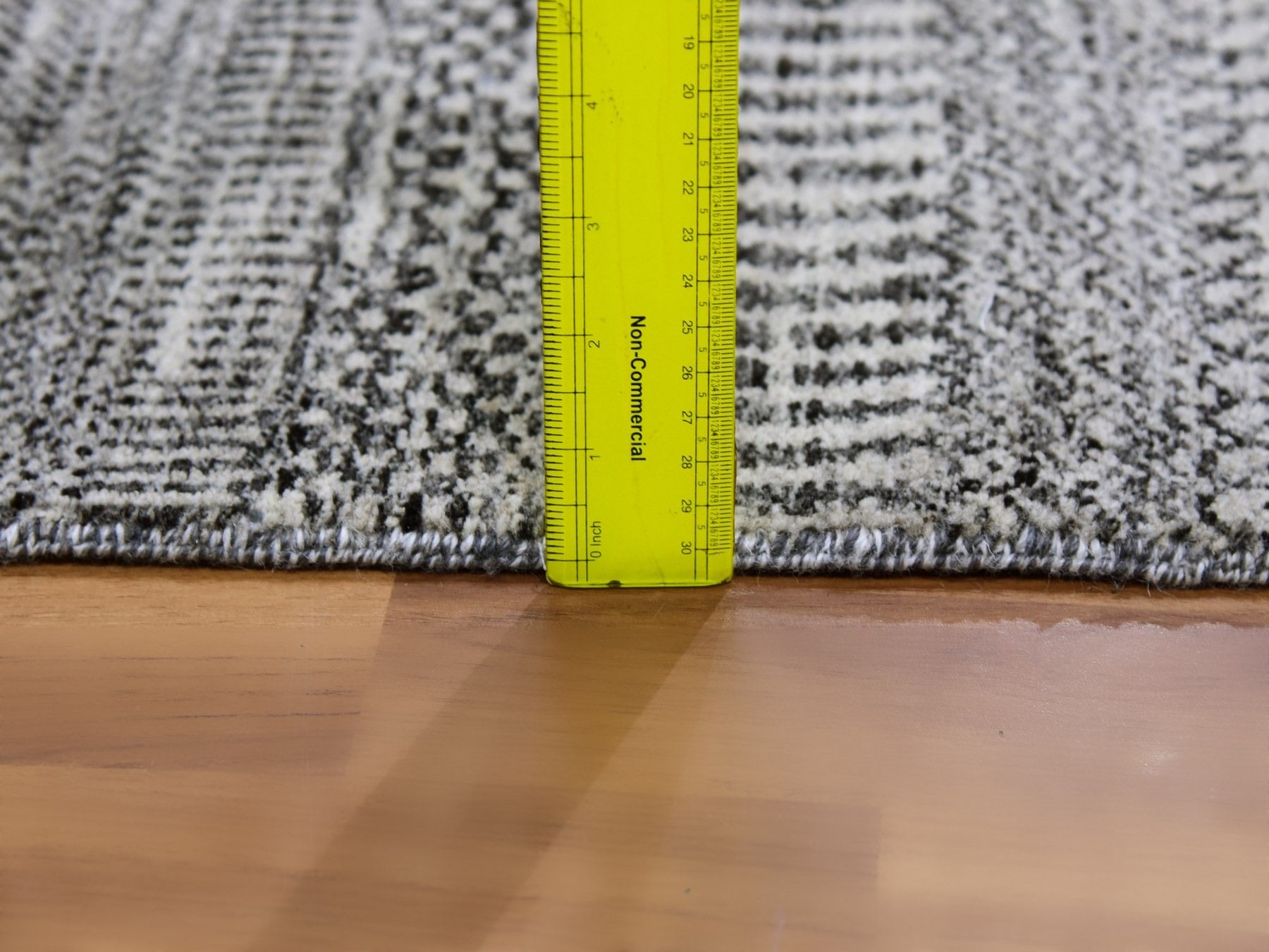 Modern / Contemporary hand-knotted wool rug in Gray, 2'5" x 4'1" — SKU O079580 (view 6)