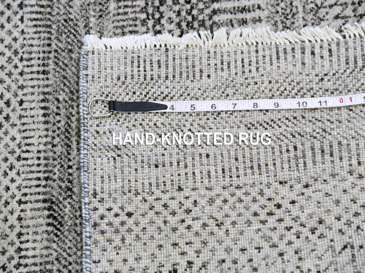 Modern / Contemporary hand-knotted wool rug in Gray, 2'5" x 4'1" — SKU O079580 (view 7)