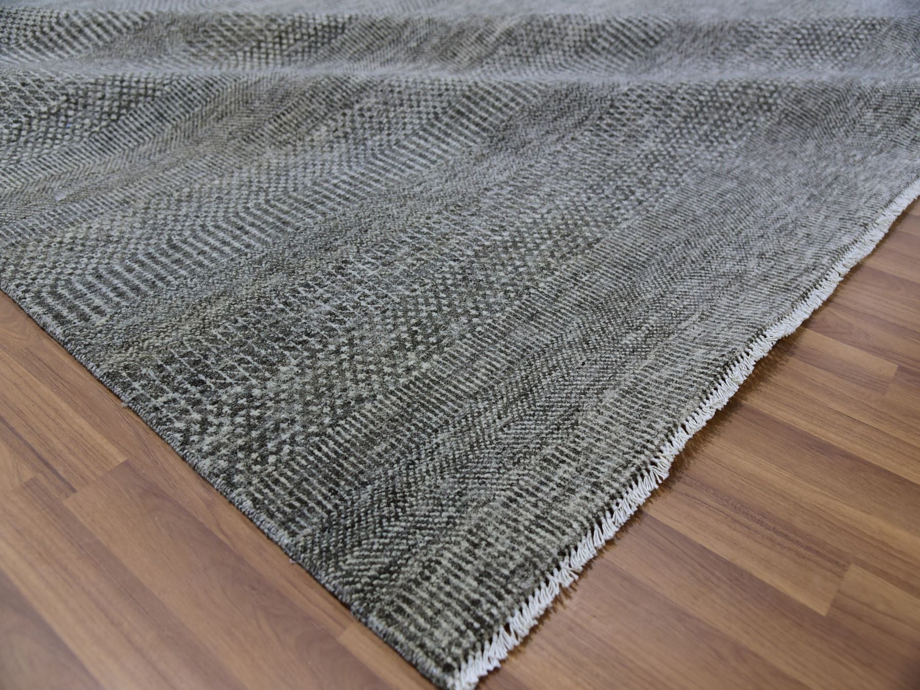 Modern / Contemporary hand-knotted wool rug in Gray, 14'1" x 18'2" — SKU O079588 (view 6)