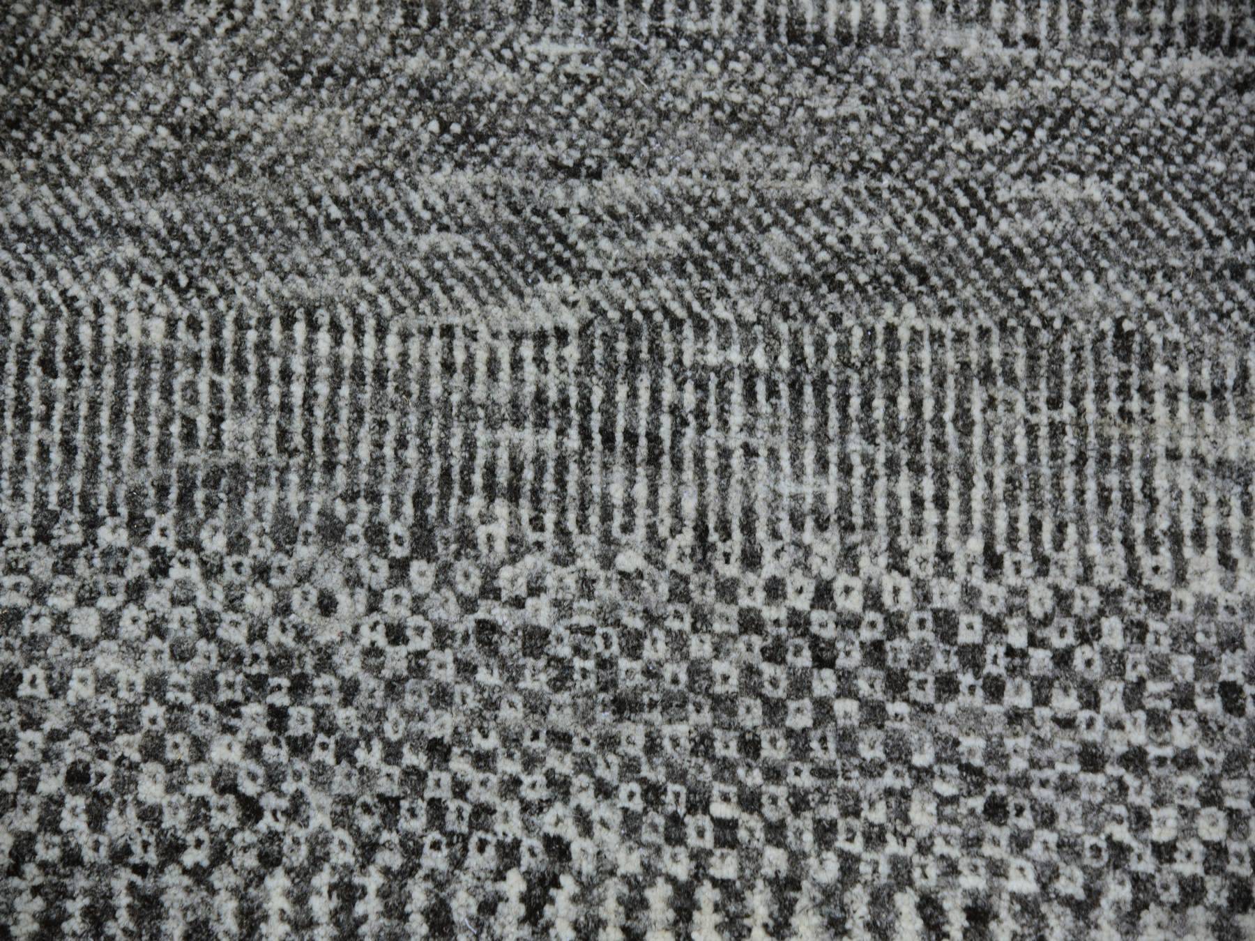Modern / Contemporary hand-knotted wool rug in Gray, 14'1" x 18'2" — SKU O079588 (view 7)