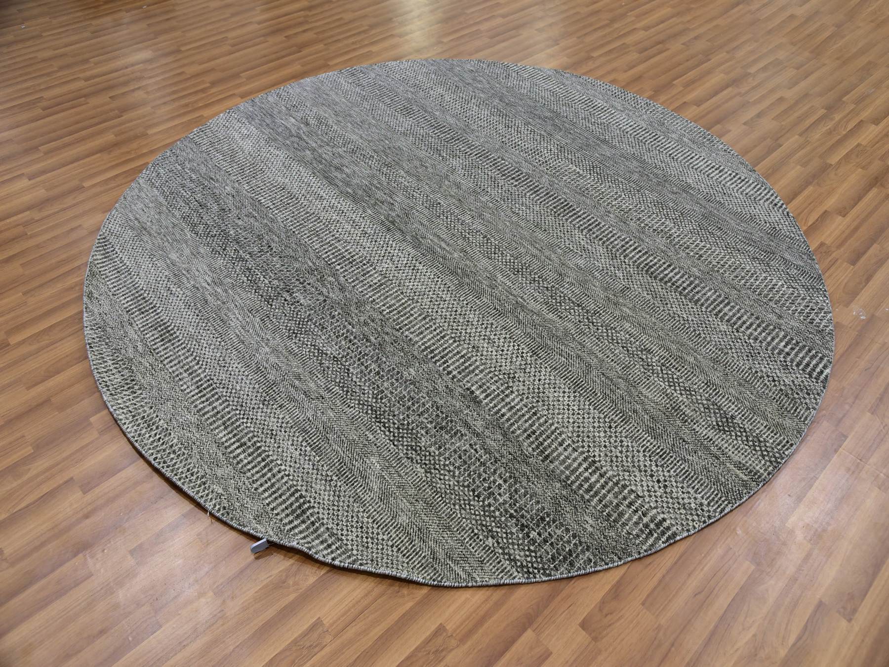 Modern / Contemporary hand-knotted wool rug in Gray, 7'10" x 7'10" — SKU O079592 (view 3)