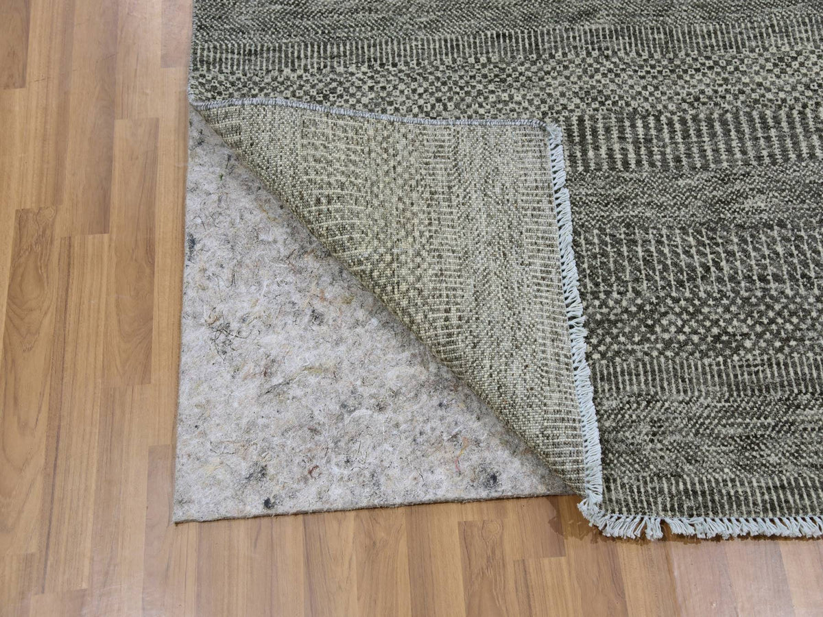 Modern / Contemporary hand-knotted wool rug in Gray, 4' x 6'6" — SKU O079597 (view 3)