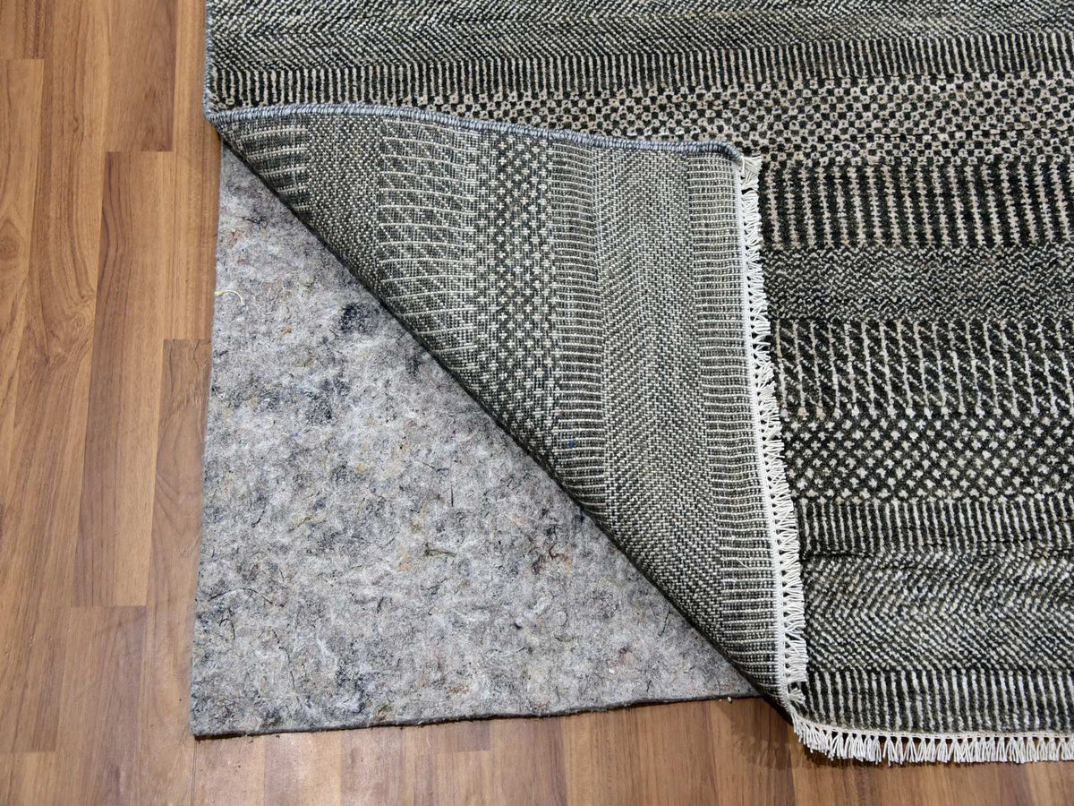 Modern / Contemporary hand-knotted wool/silk rug in Gray, 8'1" x 10'3" — SKU O079614 (view 4)