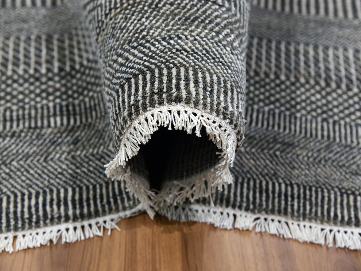 Modern / Contemporary hand-knotted wool/silk rug in Gray, 8'1" x 10'3" — SKU O079614 (view 5)