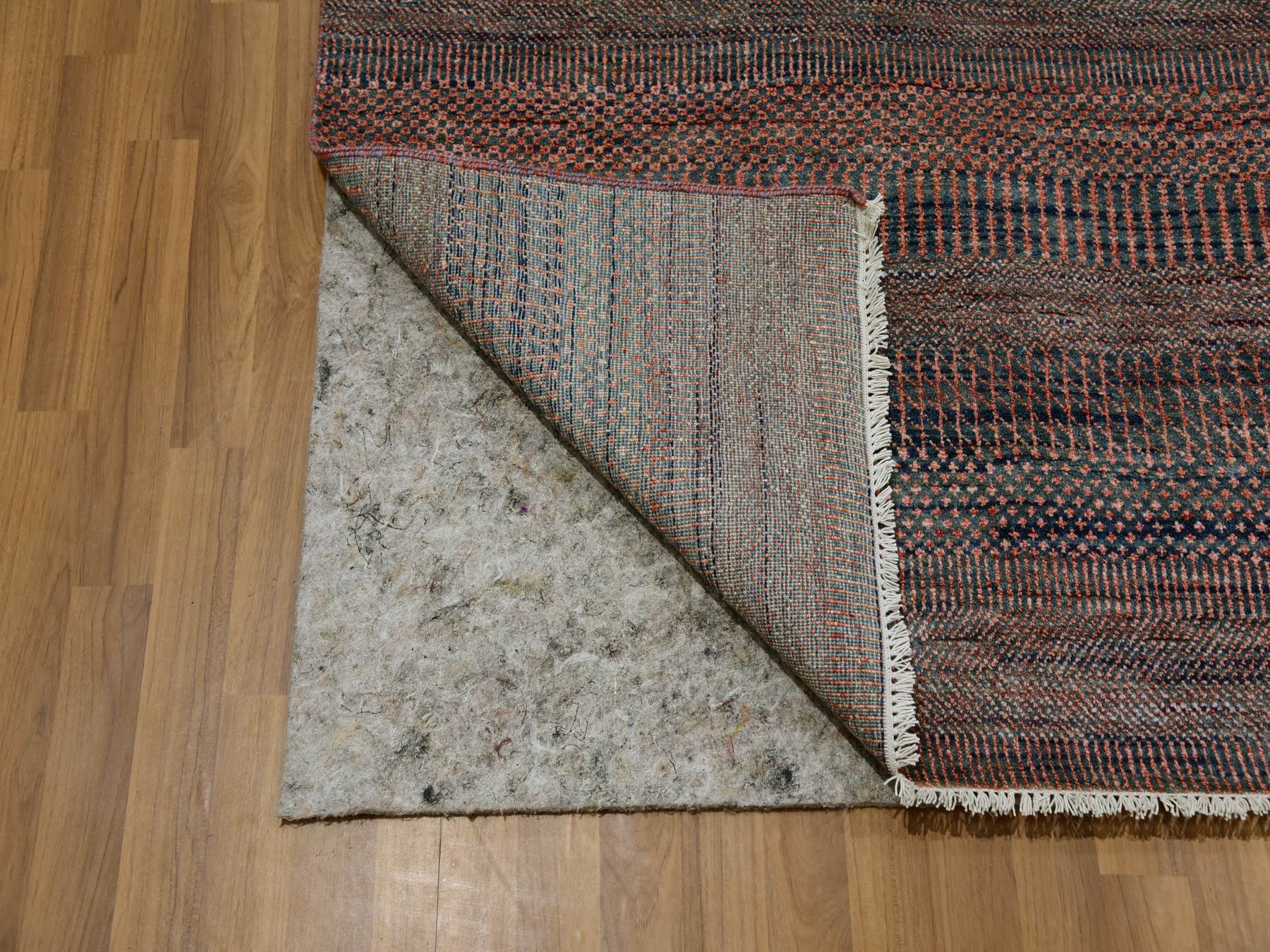 Modern / Contemporary hand-knotted wool/silk rug in Gray, 8'1" x 10'2" — SKU O079617 (view 4)