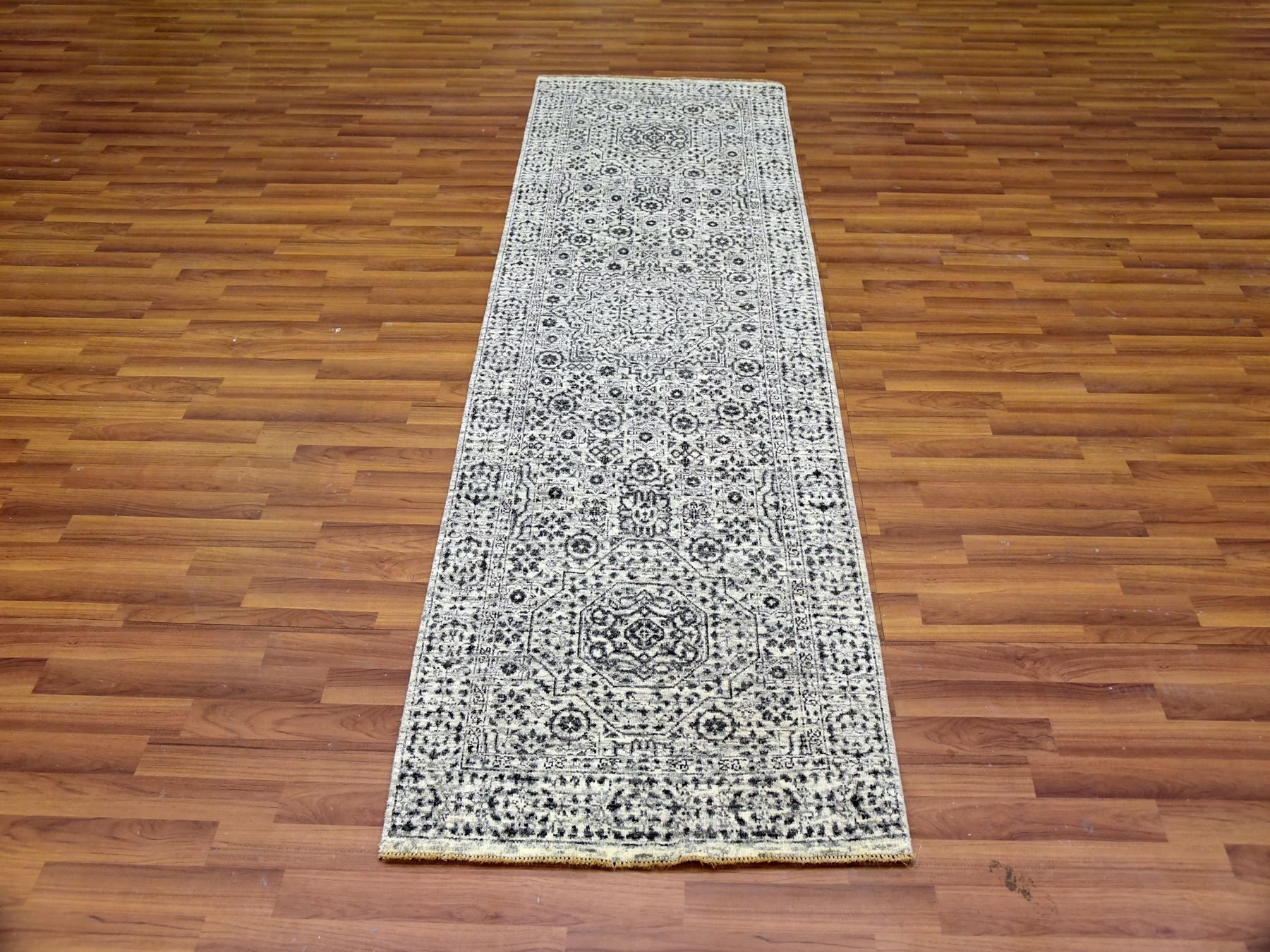 Ivory 2'8" x 10'0" Traditional Hand knotted Wool Rug - Sku: O079681