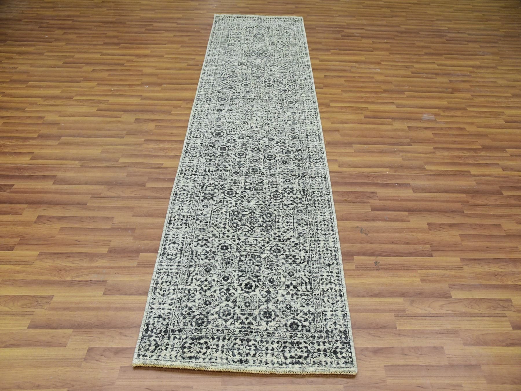 Ivory 2'8" x 10'0" Traditional Hand knotted Wool Rug - Sku: O079683