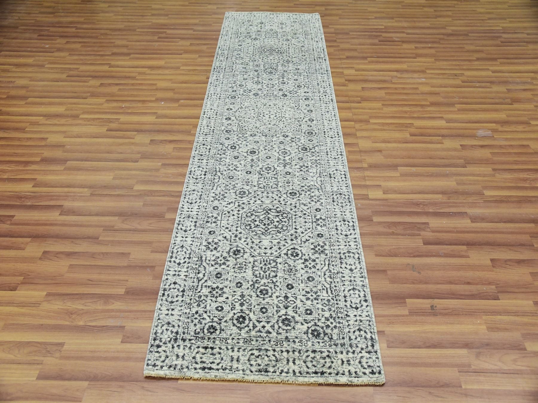 Ivory 2'8" x 10'0" Traditional Hand knotted Wool Rug - Sku: O079685
