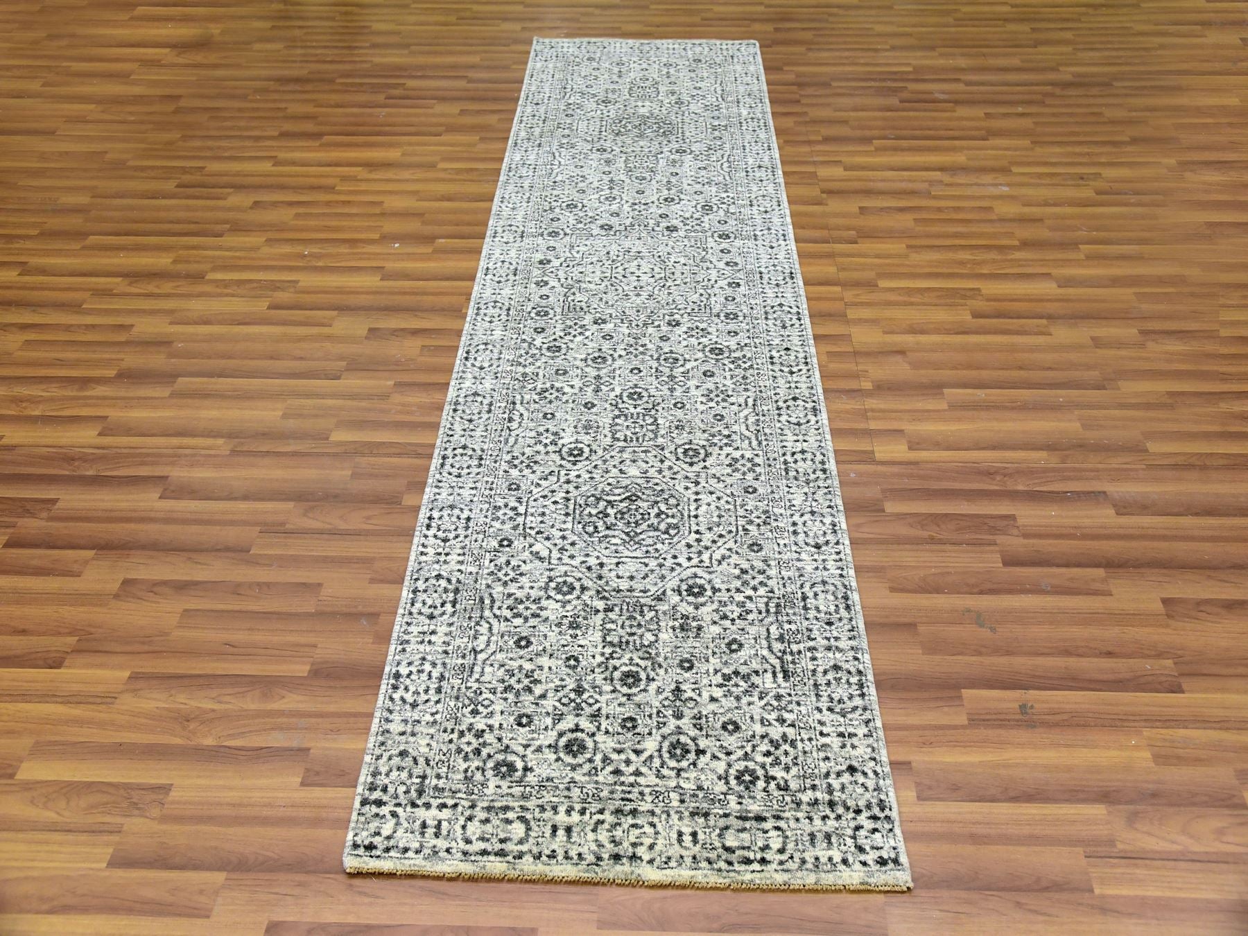 Ivory 2'9" x 10'0" Traditional Hand knotted Wool Rug - Sku: O079686