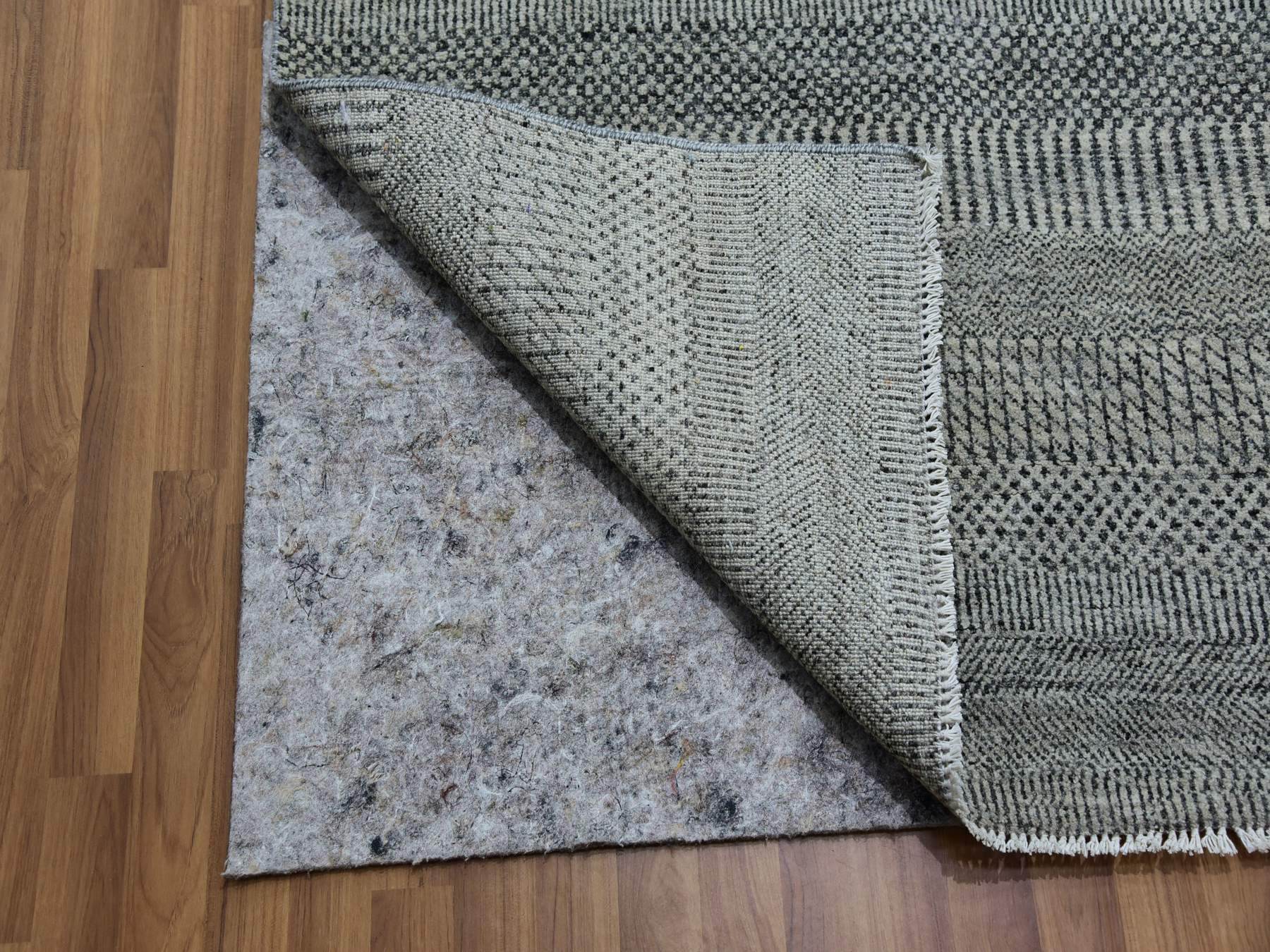 Modern / Contemporary hand-knotted wool rug in Gray, 13'11" x 18'1" — SKU O079692 (view 4)