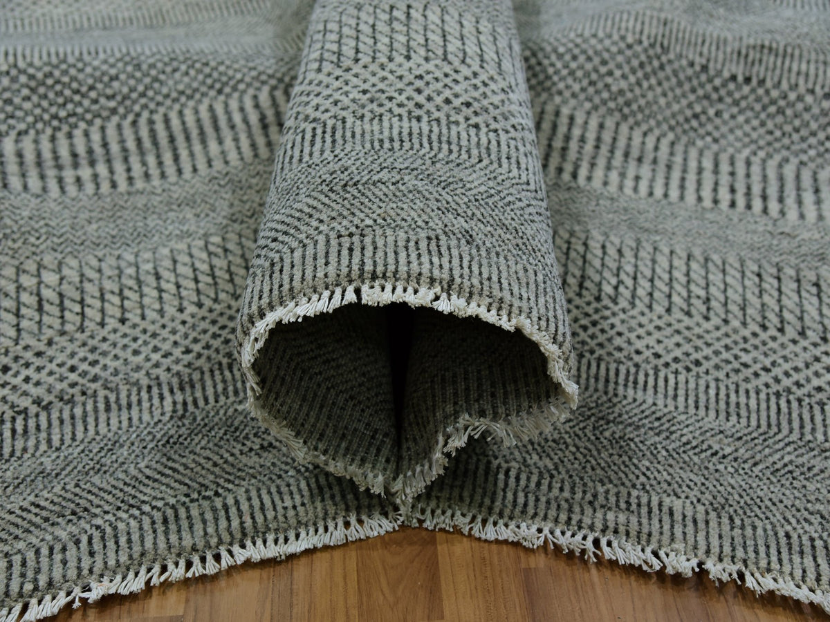 Modern / Contemporary hand-knotted wool rug in Gray, 13'11" x 18'1" — SKU O079692 (view 5)