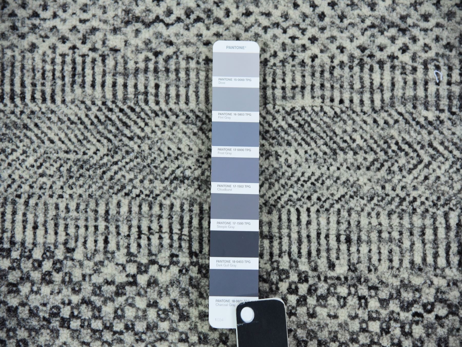 Modern / Contemporary hand-knotted wool rug in Gray, 4'10" x 4'11" — SKU O079696 (view 4)