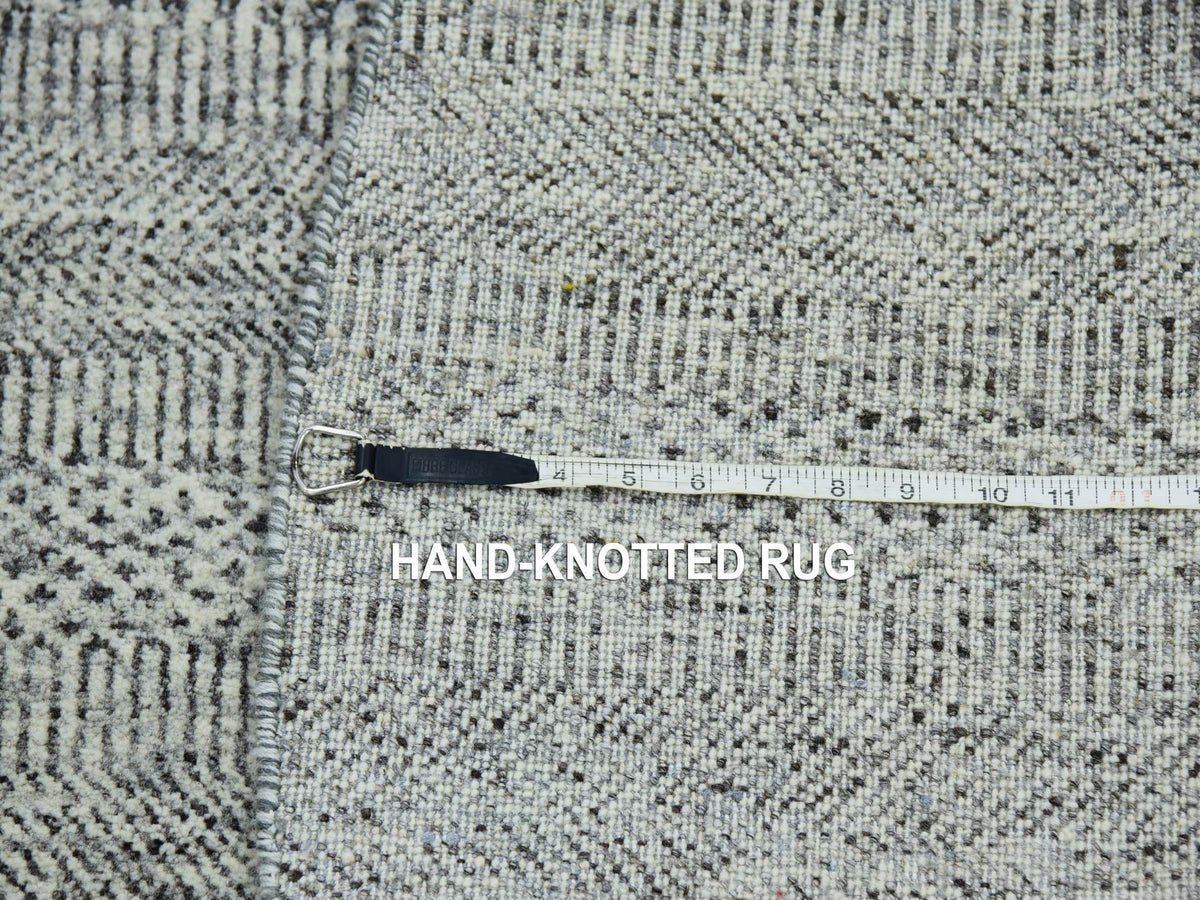 Modern / Contemporary hand-knotted wool rug in Gray, 4'10" x 4'11" — SKU O079696 (view 7)