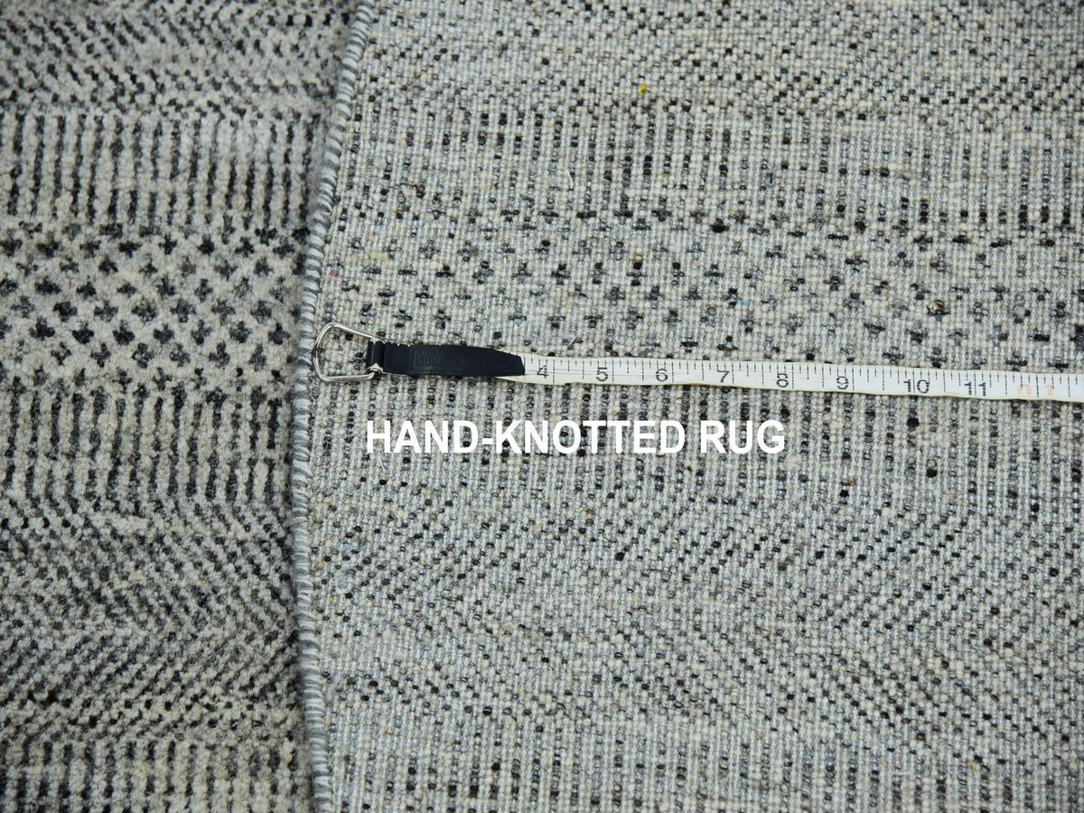Modern / Contemporary hand-knotted wool rug in Gray, 4'8" x 4'8" — SKU O079697 (view 7)