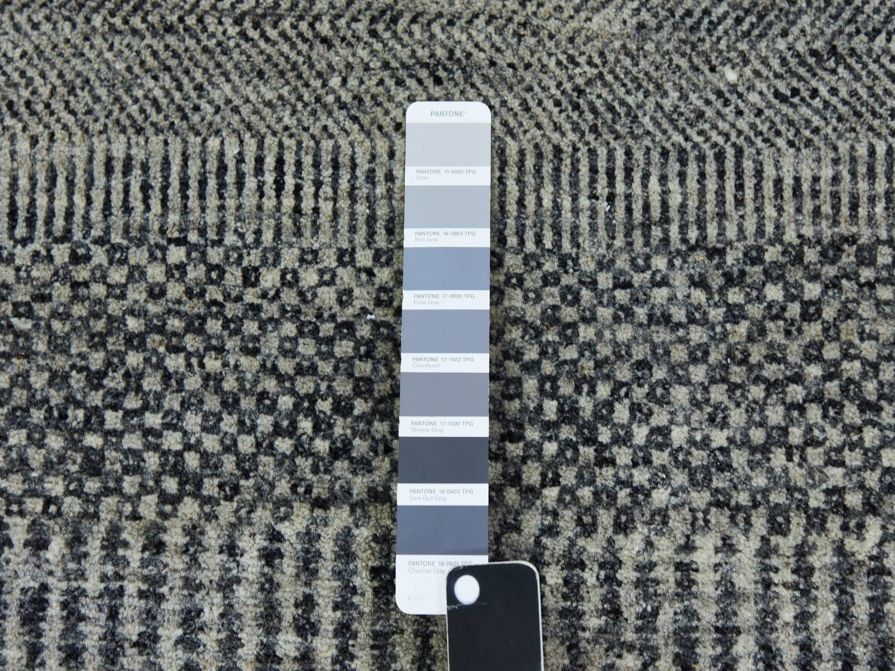 Modern / Contemporary hand-knotted wool runner in Gray, 2'6" x 9'11" — SKU O079705 (view 4)