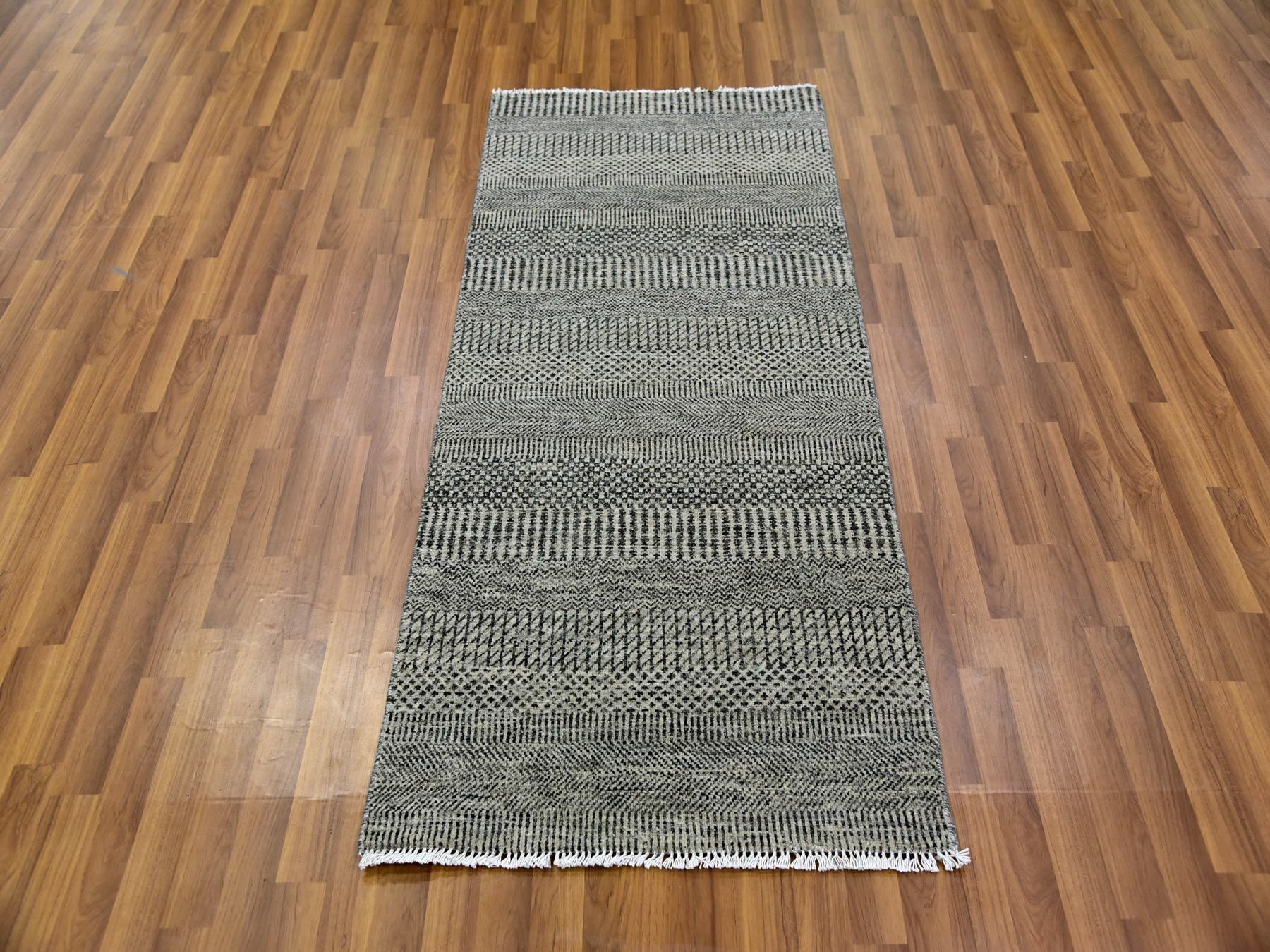 Gray 2'6" x 5'10" Modern / Contemporary Hand knotted Wool Rug - Sku: O079707