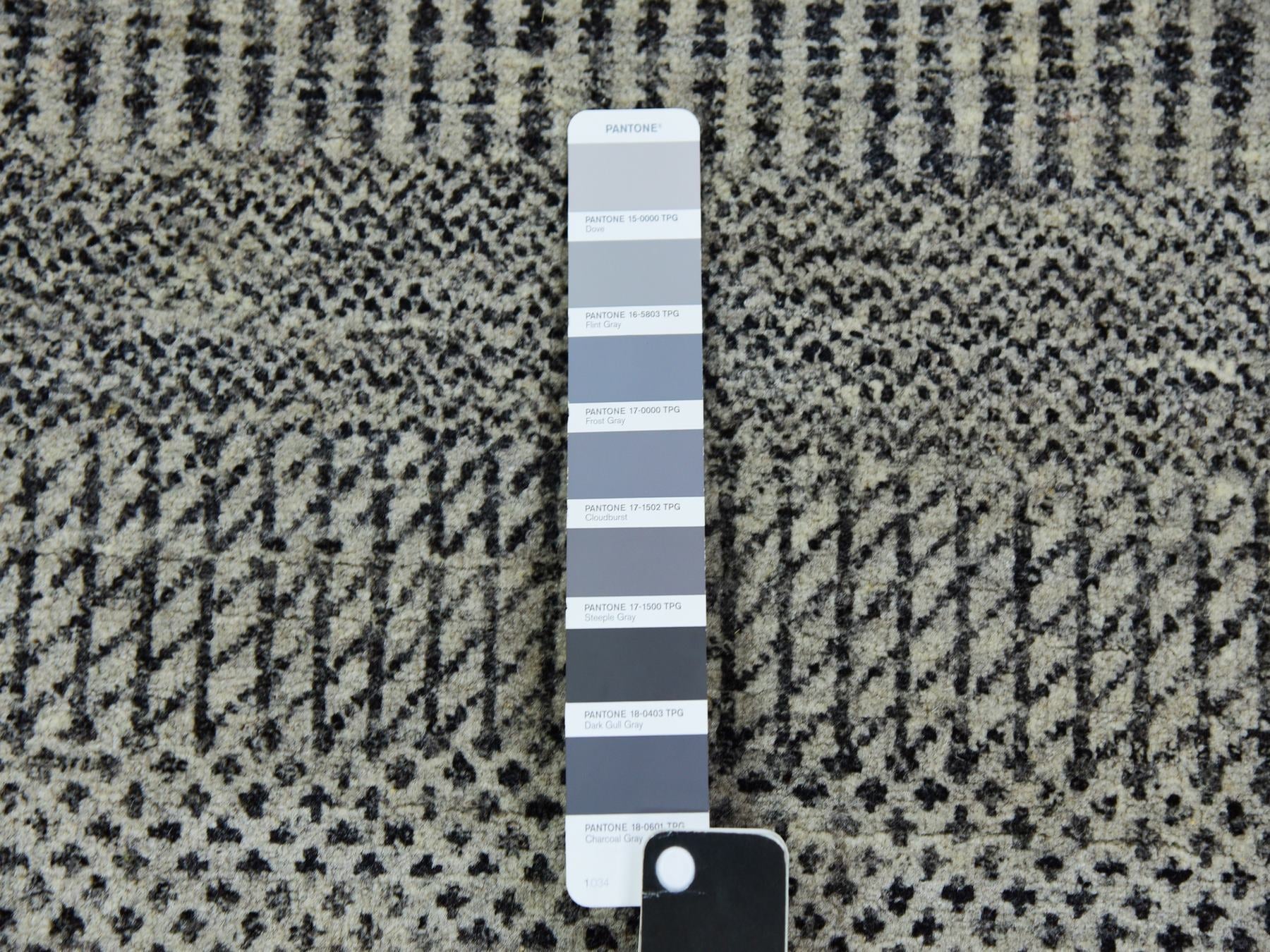 Modern / Contemporary hand-knotted wool runner in Gray, 2'6" x 5'10" — SKU O079707 (view 4)