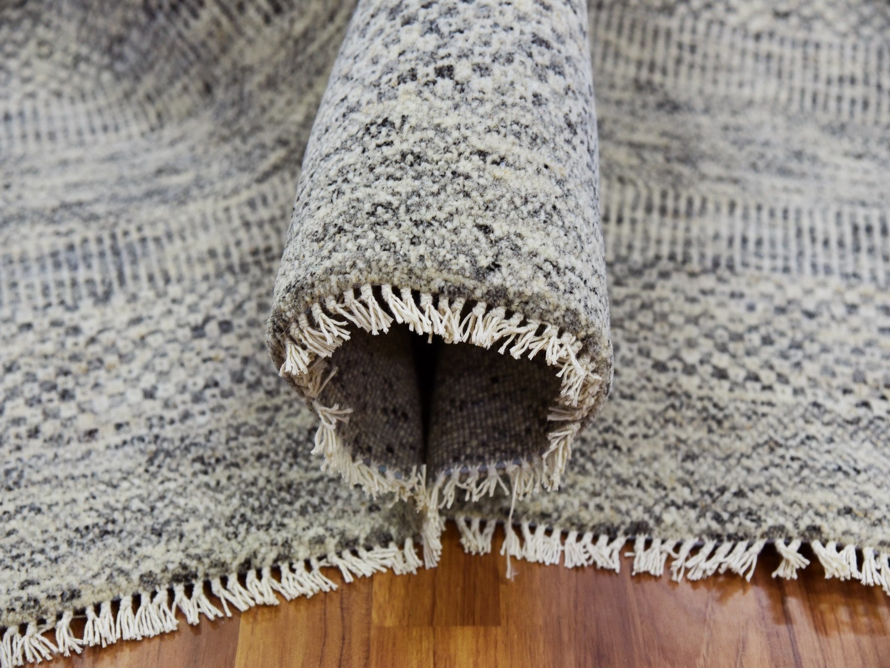 Modern / Contemporary hand-knotted wool rug in Gray, 12'2" x 15'4" — SKU O079738 (view 5)