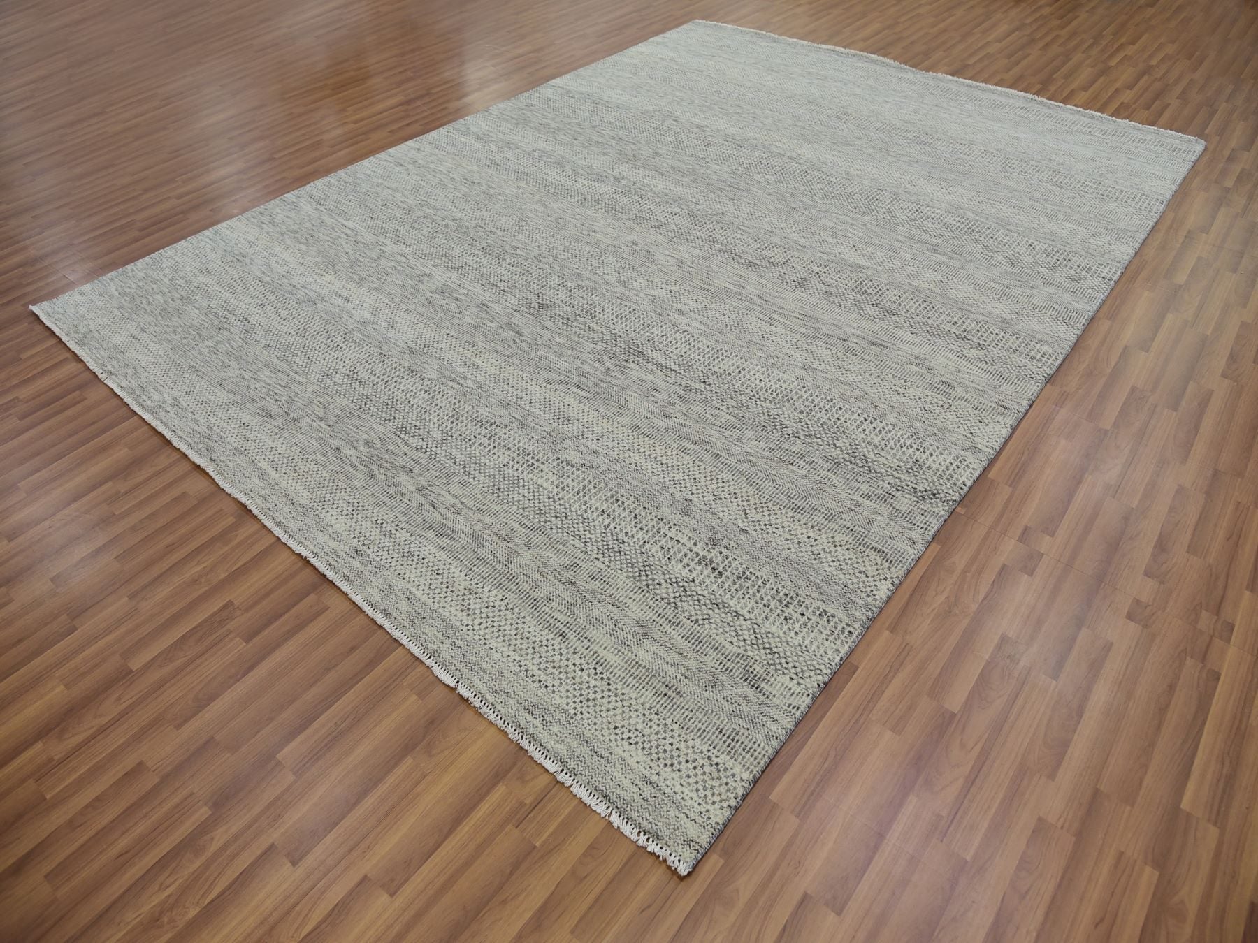 Modern / Contemporary hand-knotted wool rug in Gray, 9' x 12'4" — SKU O079741 (view 3)