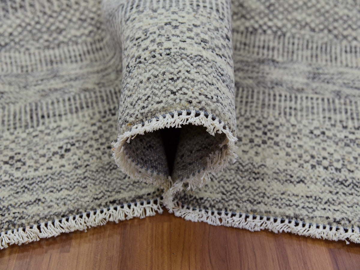 Modern / Contemporary hand-knotted wool rug in Gray, 9' x 12'4" — SKU O079741 (view 5)