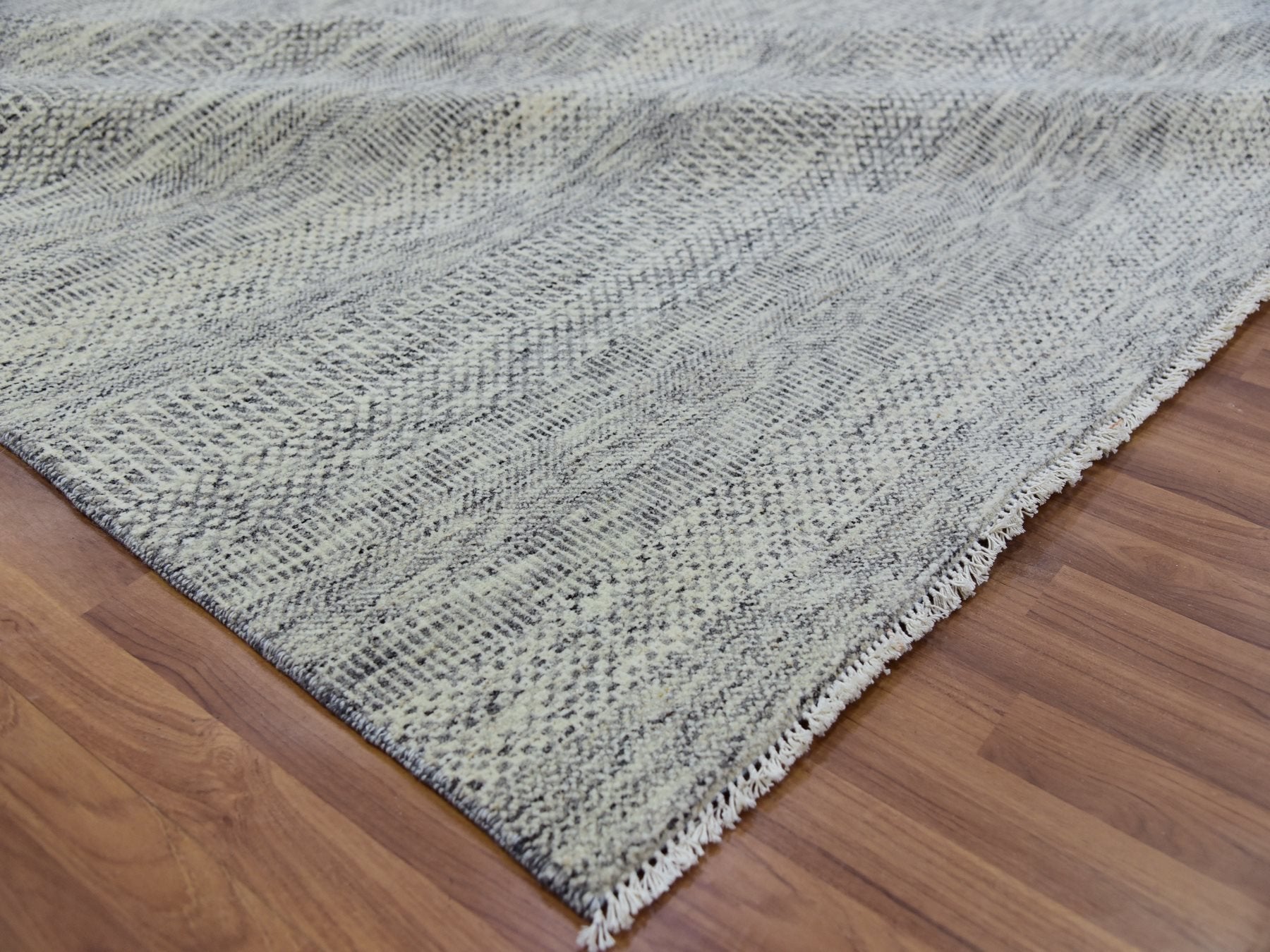 Modern / Contemporary hand-knotted wool rug in Gray, 9' x 12'4" — SKU O079741 (view 6)