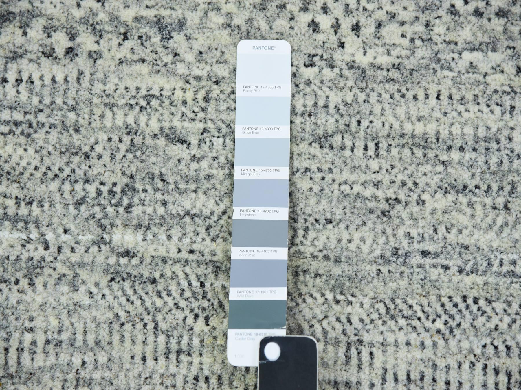Modern / Contemporary hand-knotted wool rug in Gray, 3' x 5'6" — SKU O079747 (view 4)