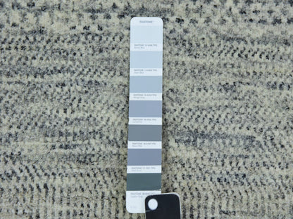Modern / Contemporary hand-knotted wool rug in Gray, 3' x 5'6" — SKU O079749 (view 4)