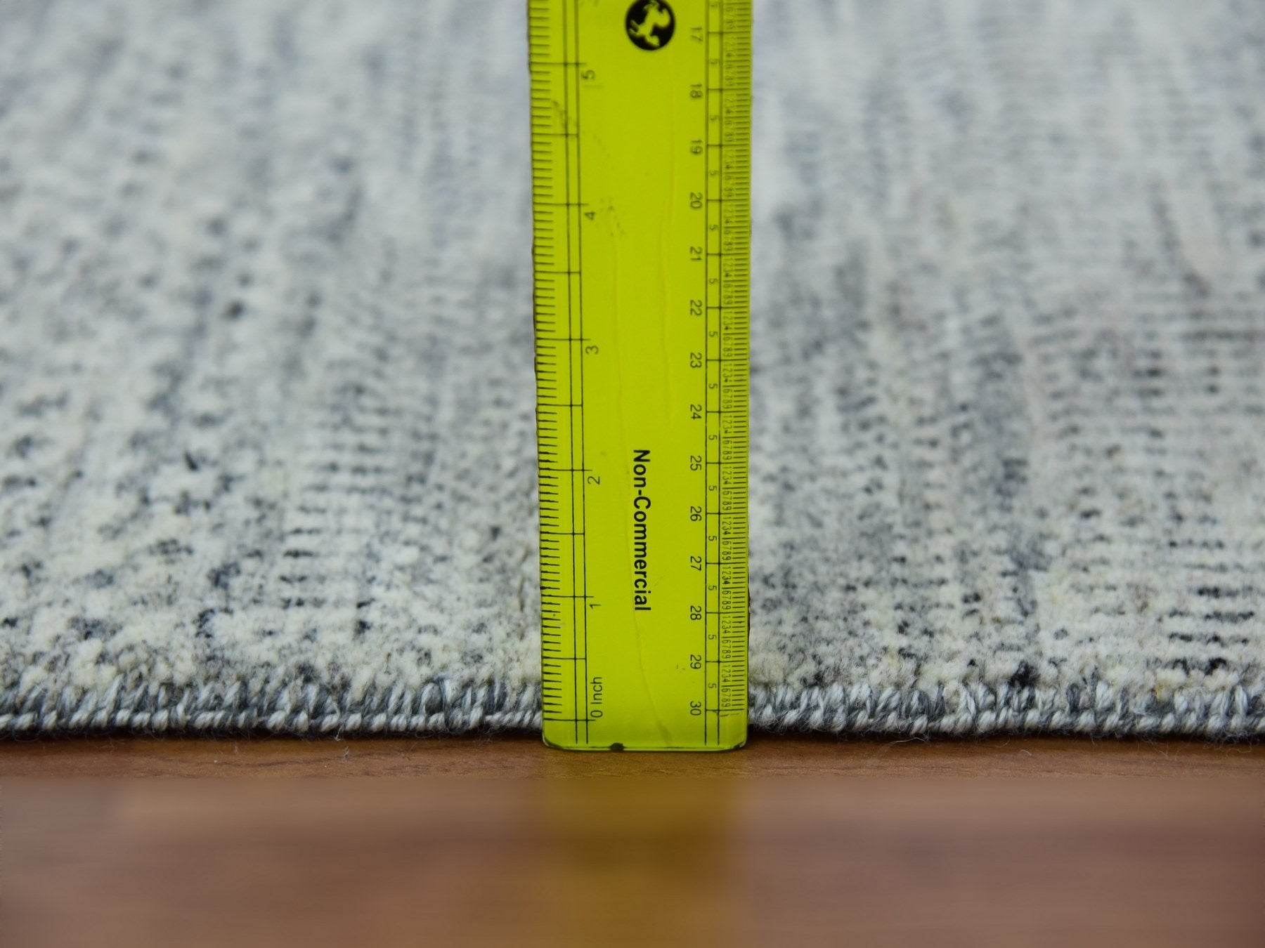Modern / Contemporary hand-knotted wool rug in Gray, 3' x 5'6" — SKU O079749 (view 6)