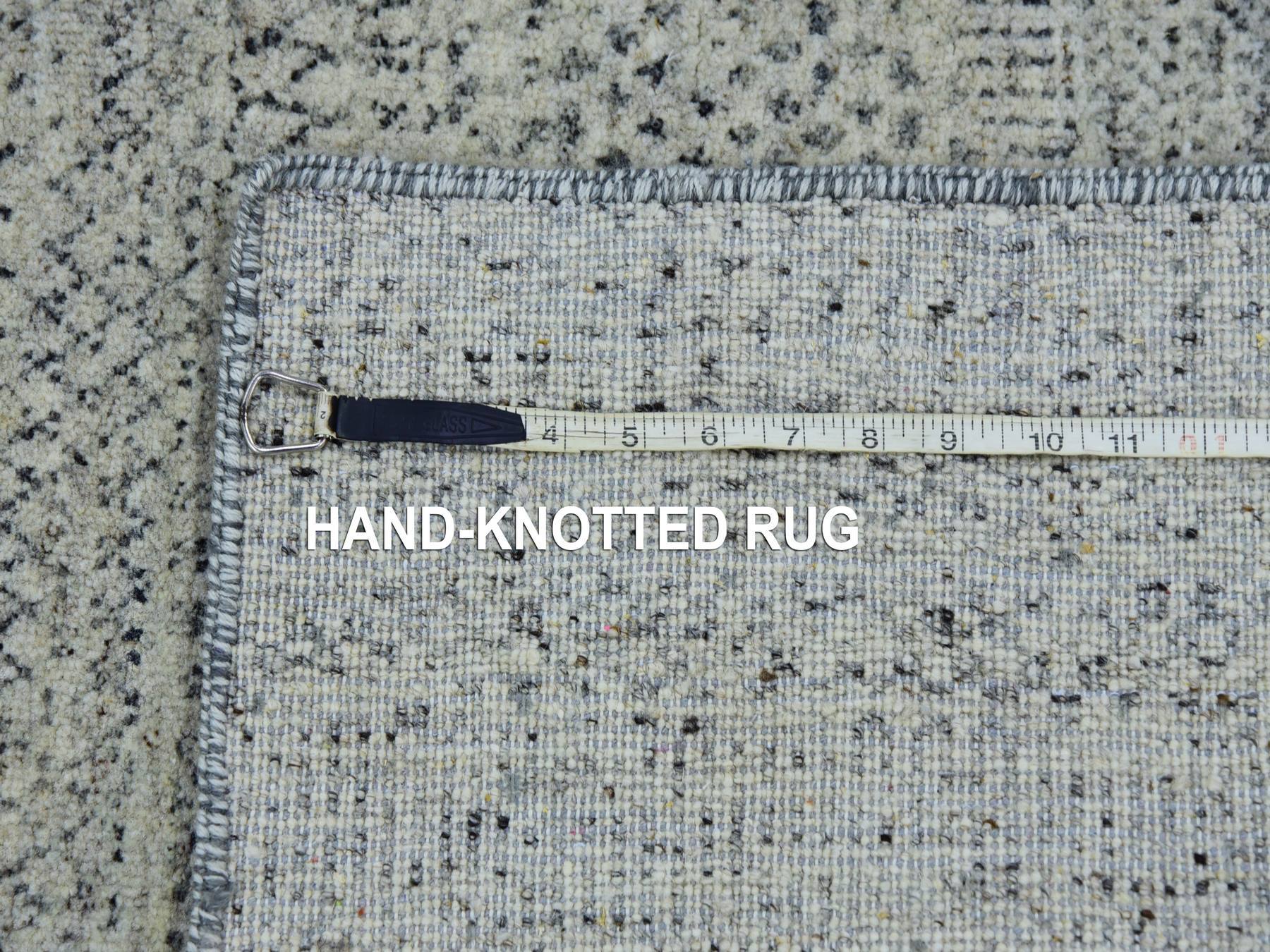 Modern / Contemporary hand-knotted wool rug in Gray, 3' x 5'6" — SKU O079749 (view 7)