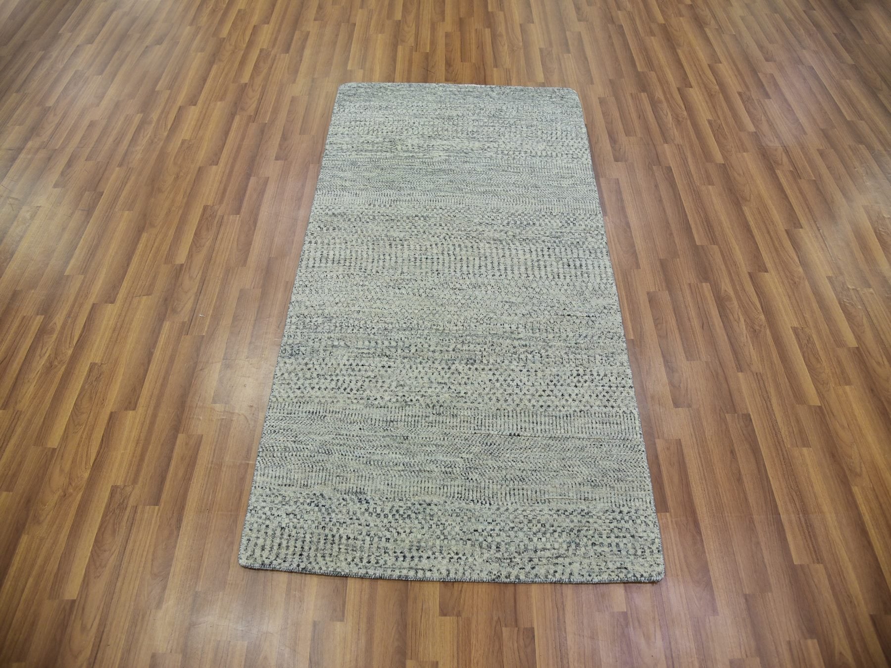 Modern / Contemporary hand-knotted wool rug in Gray, 3'1" x 5'7" — SKU O079750 (view 2)