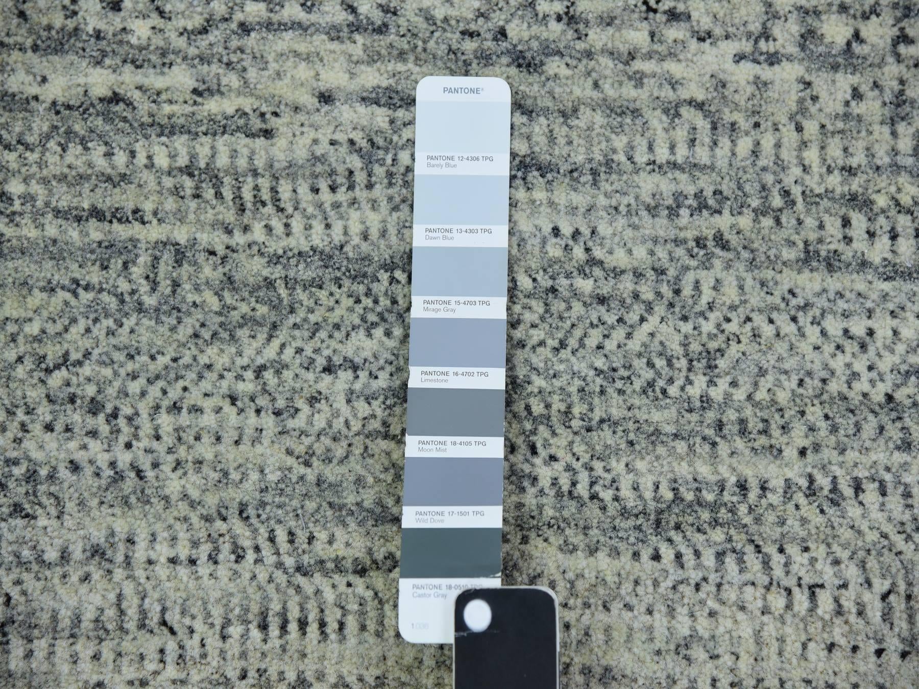 Modern / Contemporary hand-knotted wool rug in Gray, 3'1" x 5'7" — SKU O079750 (view 4)