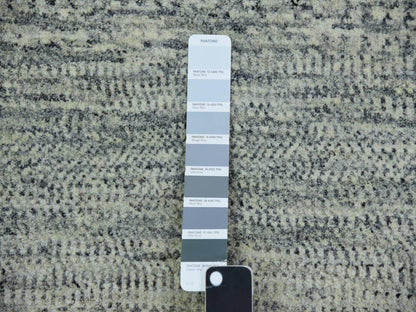 Modern / Contemporary hand-knotted wool rug in Gray, 3'1" x 5'7" — SKU O079750 (view 4)