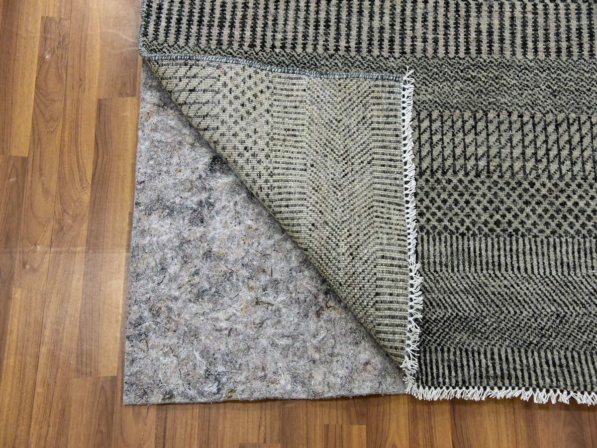 Modern / Contemporary hand-knotted wool rug in Gray, 5'10" x 5'10" — SKU O079759 (view 3)