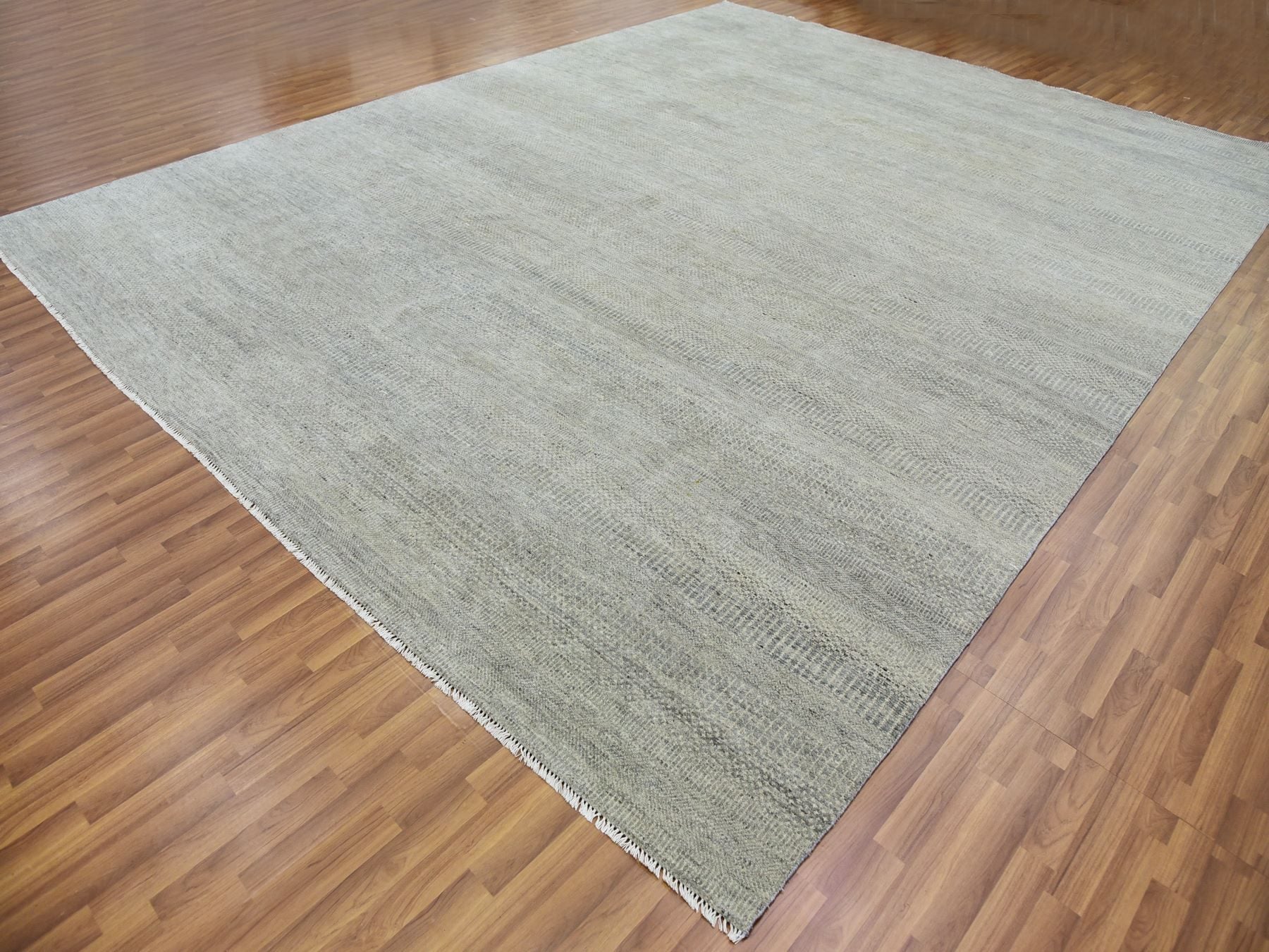 Modern / Contemporary hand-knotted wool rug in Gray, 11'10" x 15'4" — SKU O079760 (view 3)