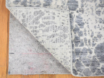 Modern / Contemporary hand-knotted wool/silk rug in Ivory, 4' x 6' — SKU O080077 (view 3)