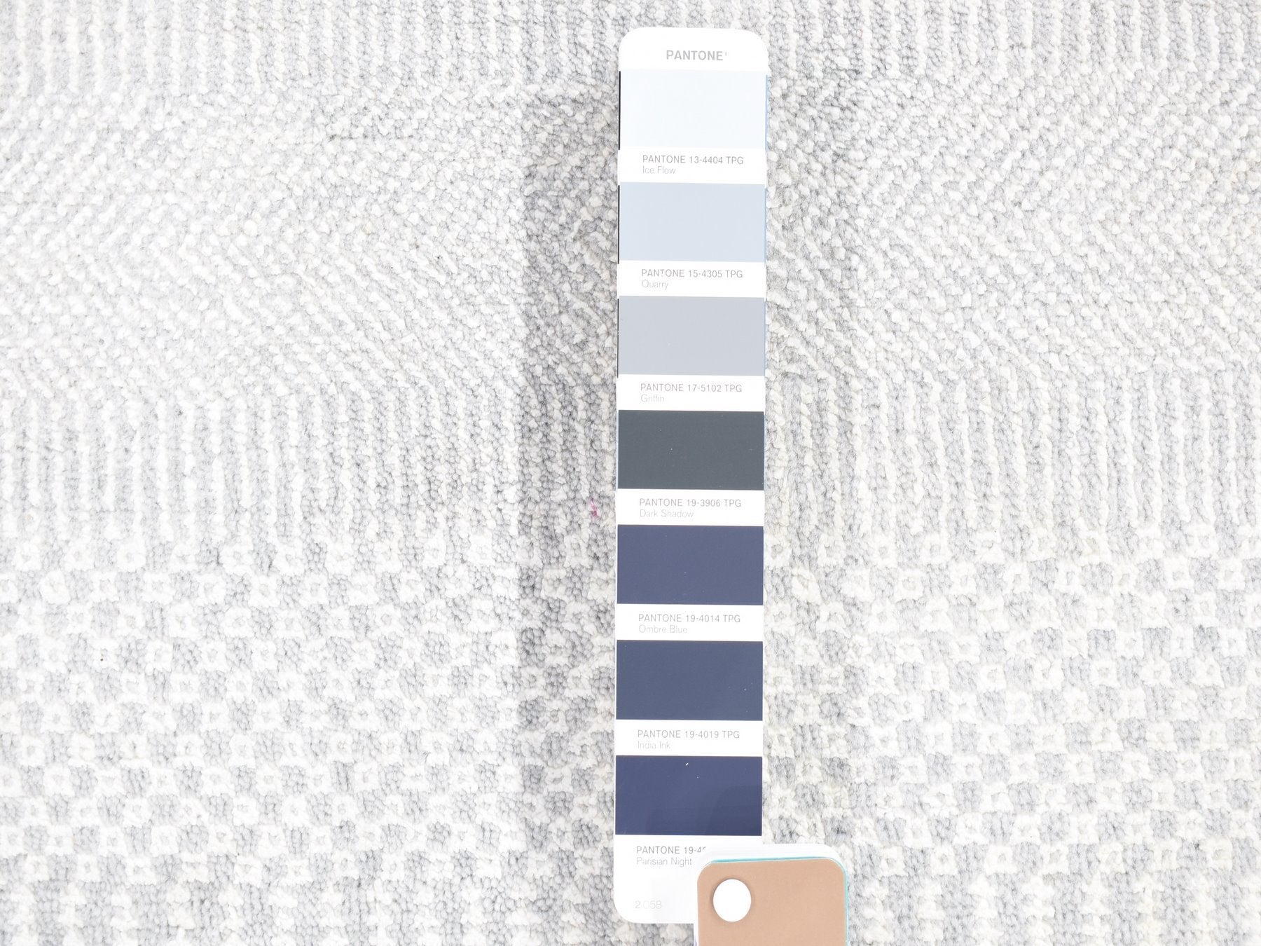 Gabbeh Modern / Contemporary hand-knotted wool/silk rug in Ivory, 7'9" x 7'9" — SKU O080257 (view 3)