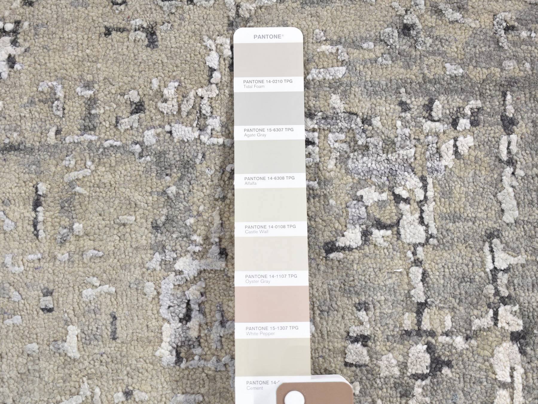 Modern / Contemporary hand-knotted wool/silk rug in Gray, 3' x 3' — SKU O080347 (view 3)