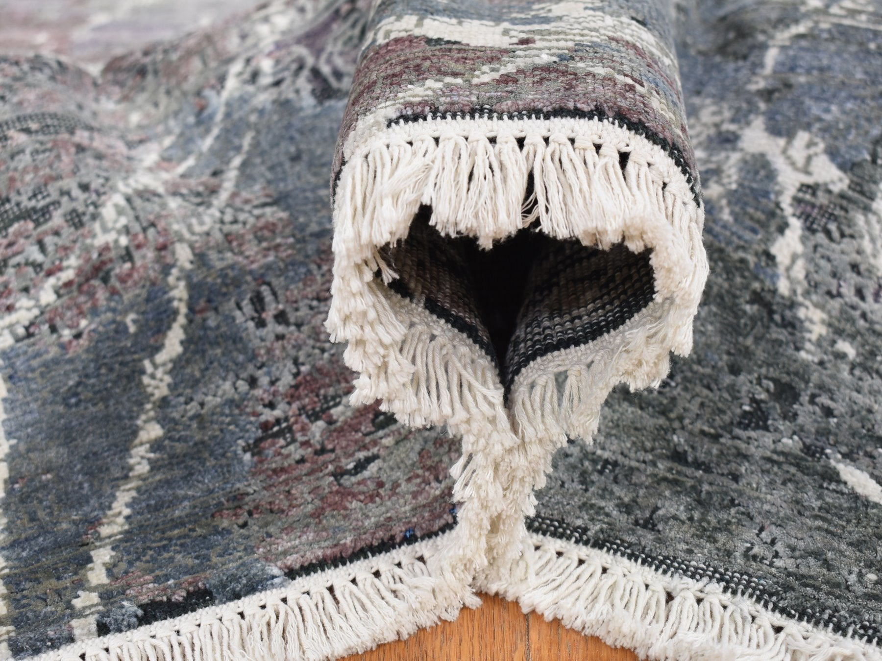 Modern / Contemporary hand-knotted wool/silk rug in Gray, 7'7" x 10'1" — SKU O080380 (view 5)