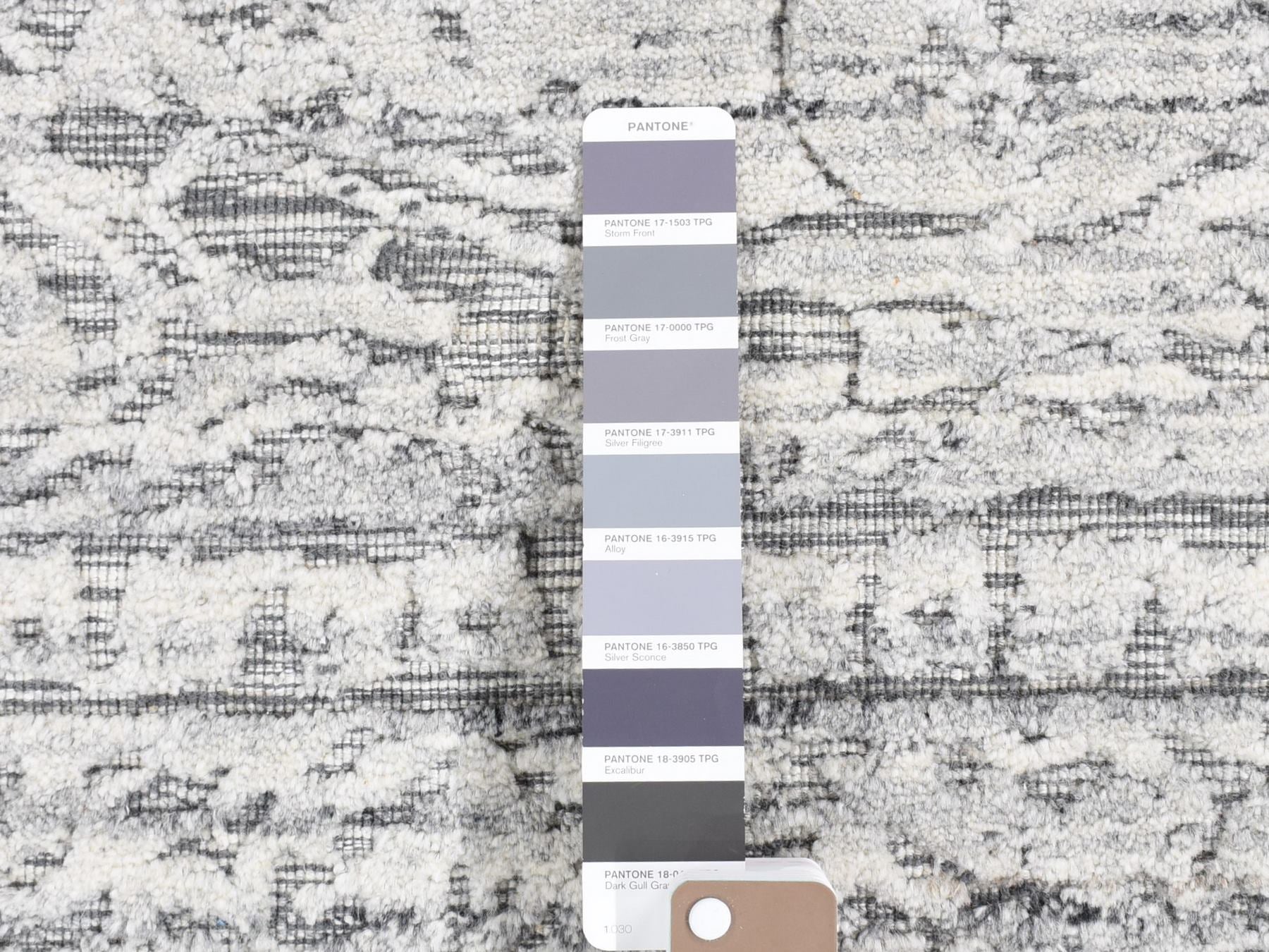 Modern / Contemporary hand-knotted wool rug in Gray, 1'10" x 2' — SKU O080409 (view 3)