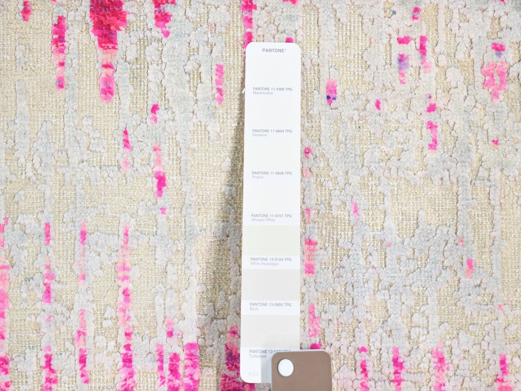 Modern / Contemporary hand-knotted wool/silk rug in Ivory, 2' x 3'2" — SKU O080411 (view 3)