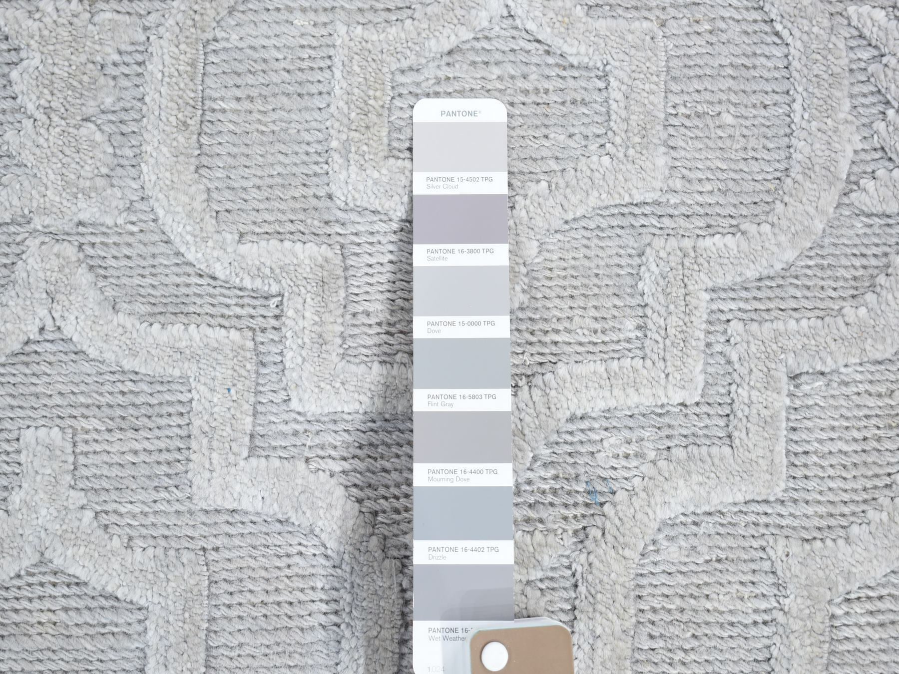 Modern / Contemporary hand-knotted wool/silk rug in Gray, 2' x 2'10" — SKU O080423 (view 3)