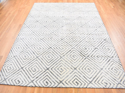 Modern / Contemporary hand-knotted wool/silk rug in Ivory, 9' x 12' — SKU O080447 (view 3)