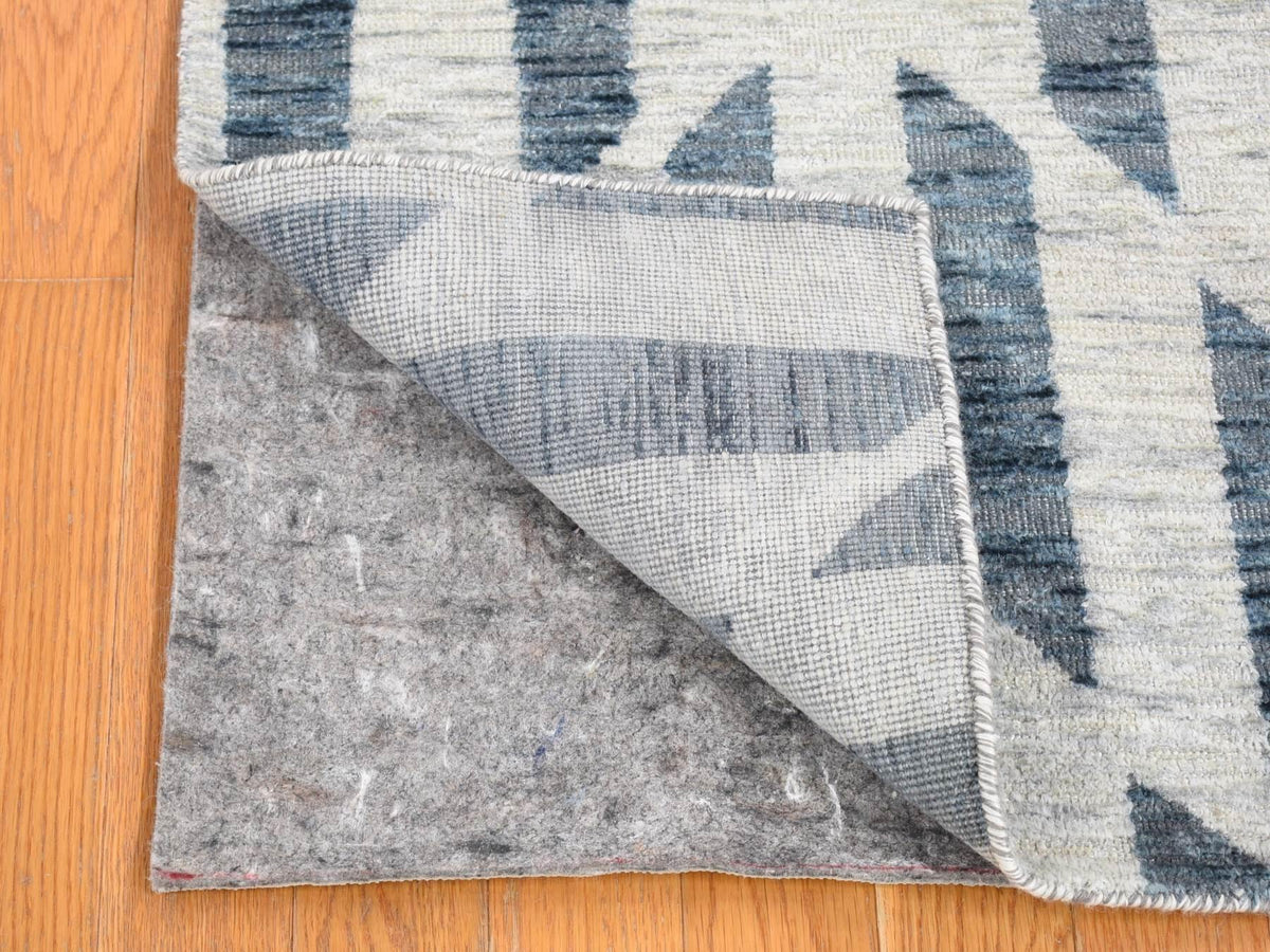 Modern / Contemporary hand-knotted wool/silk rug in Ivory, 2'1" x 3'2" — SKU O080460 (view 2)