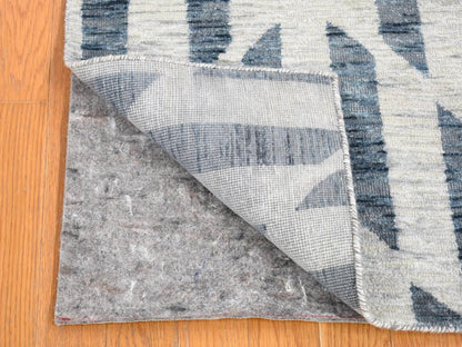 Modern / Contemporary hand-knotted wool/silk rug in Ivory, 2'1" x 3'2" — SKU O080460 (view 2)