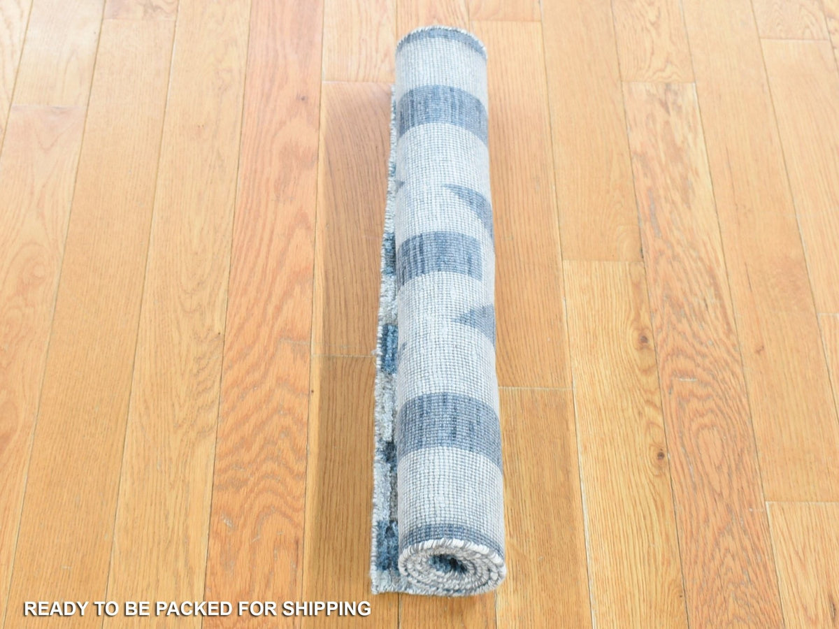 Modern / Contemporary hand-knotted wool/silk rug in Ivory, 2'1" x 3'2" — SKU O080460 (view 4)