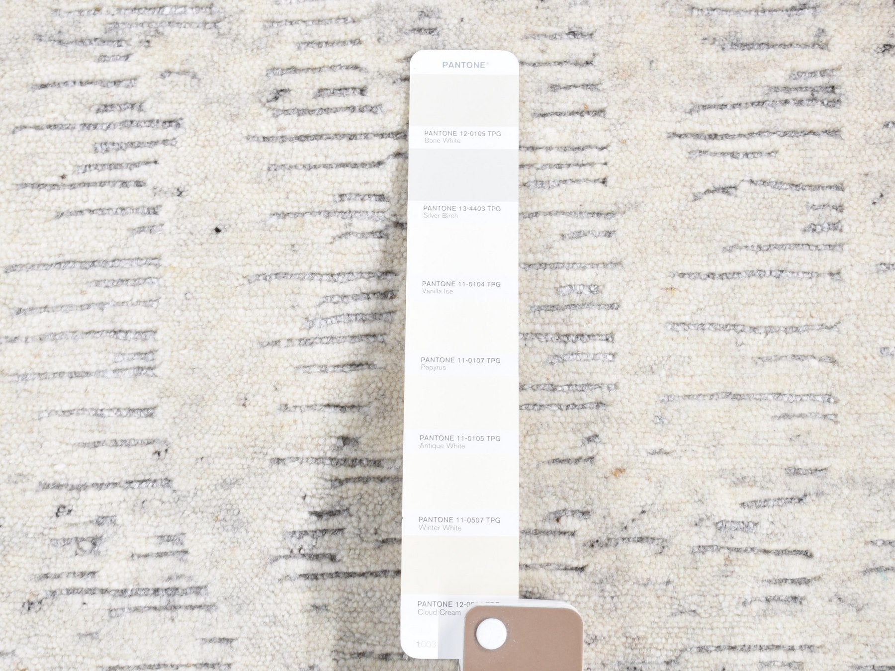 Modern / Contemporary hand-knotted wool rug in Ivory, 2'2" x 3' — SKU O080603 (view 3)