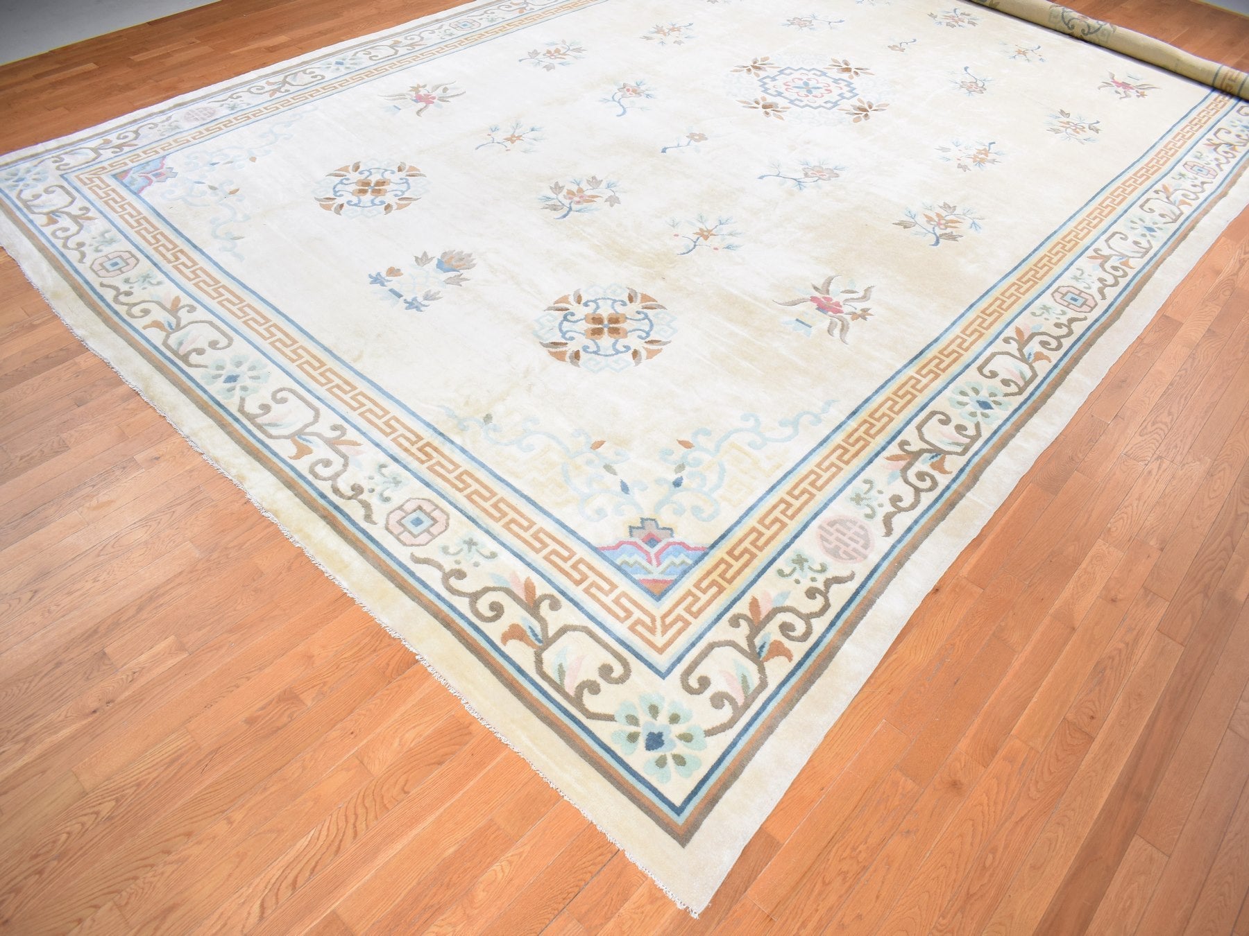 Antique hand-knotted wool rug in Ivory, 13'9" x 23'5" — SKU O080701 (view 3)